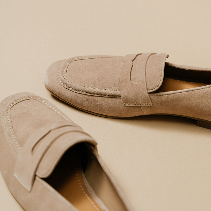 Mocassins à talons plats et bouts ronds  en velours beige