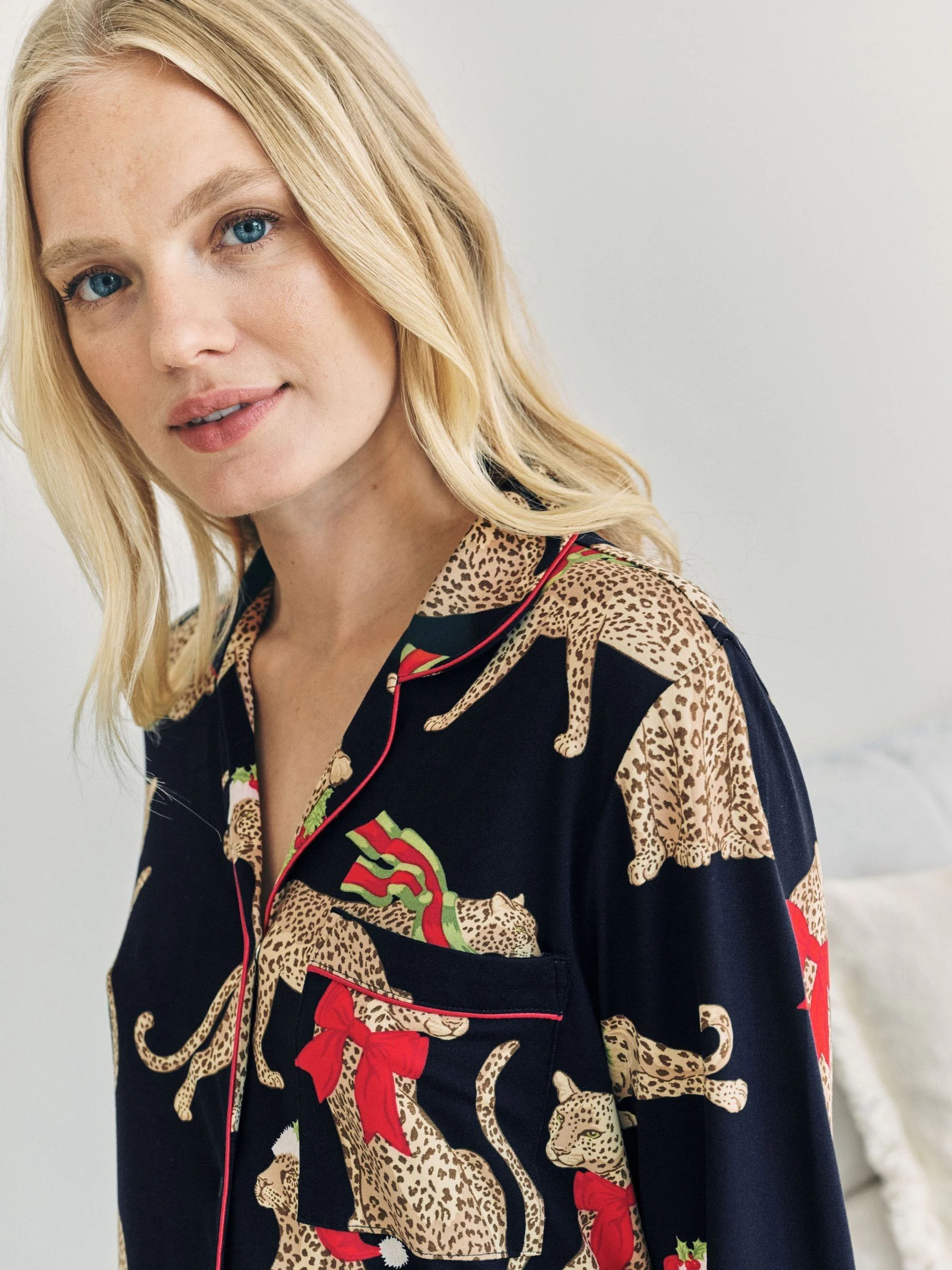 Chelsea Peers lange pyjama met kerstluipaardprint