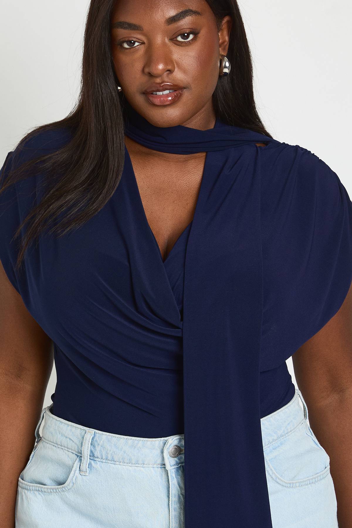 boohoo Body Grande Taille En Tissu Slinky Double Couche Avec Détail Foulard Et Épaules Froncées
