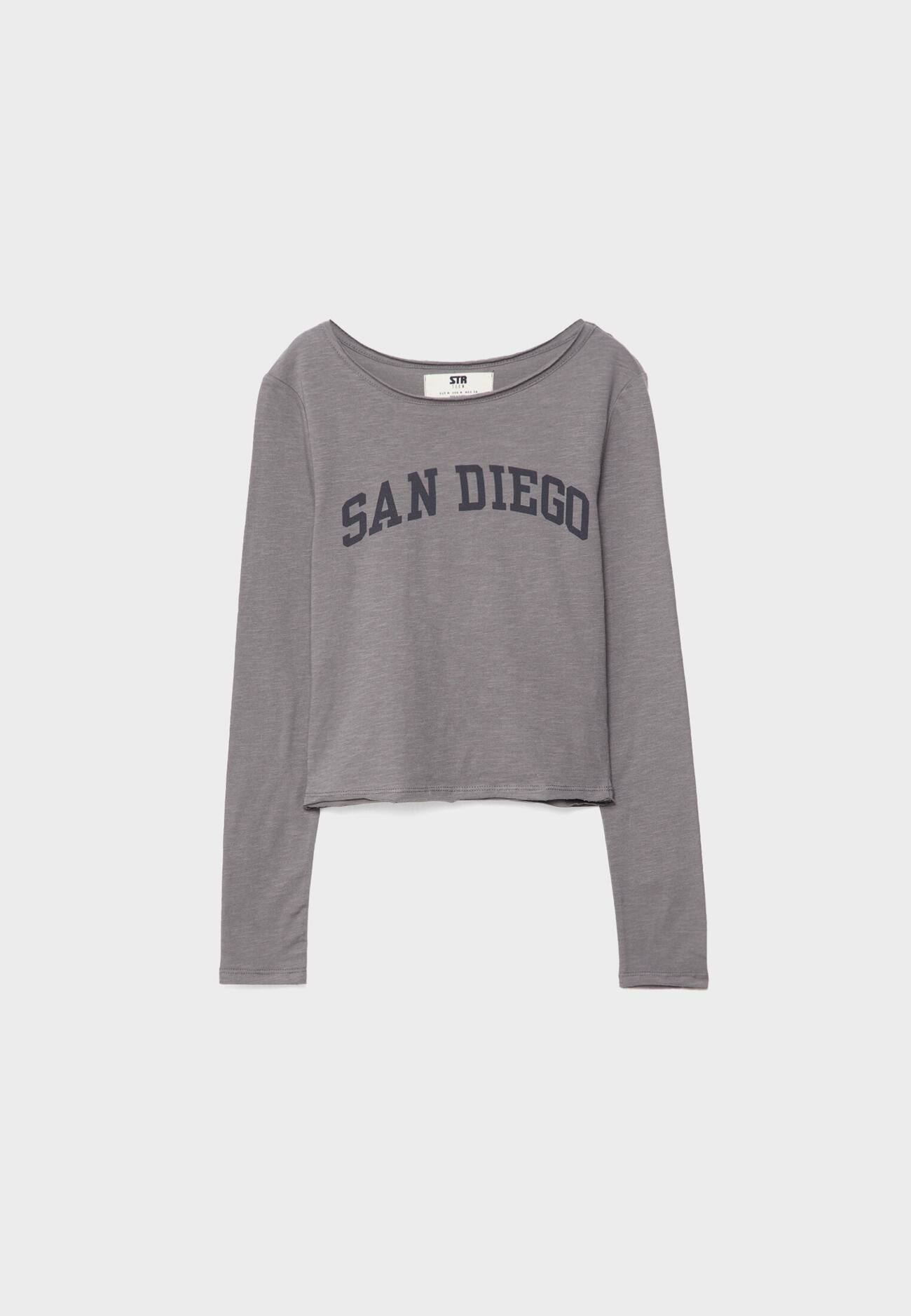 Camiseta com decote canoa