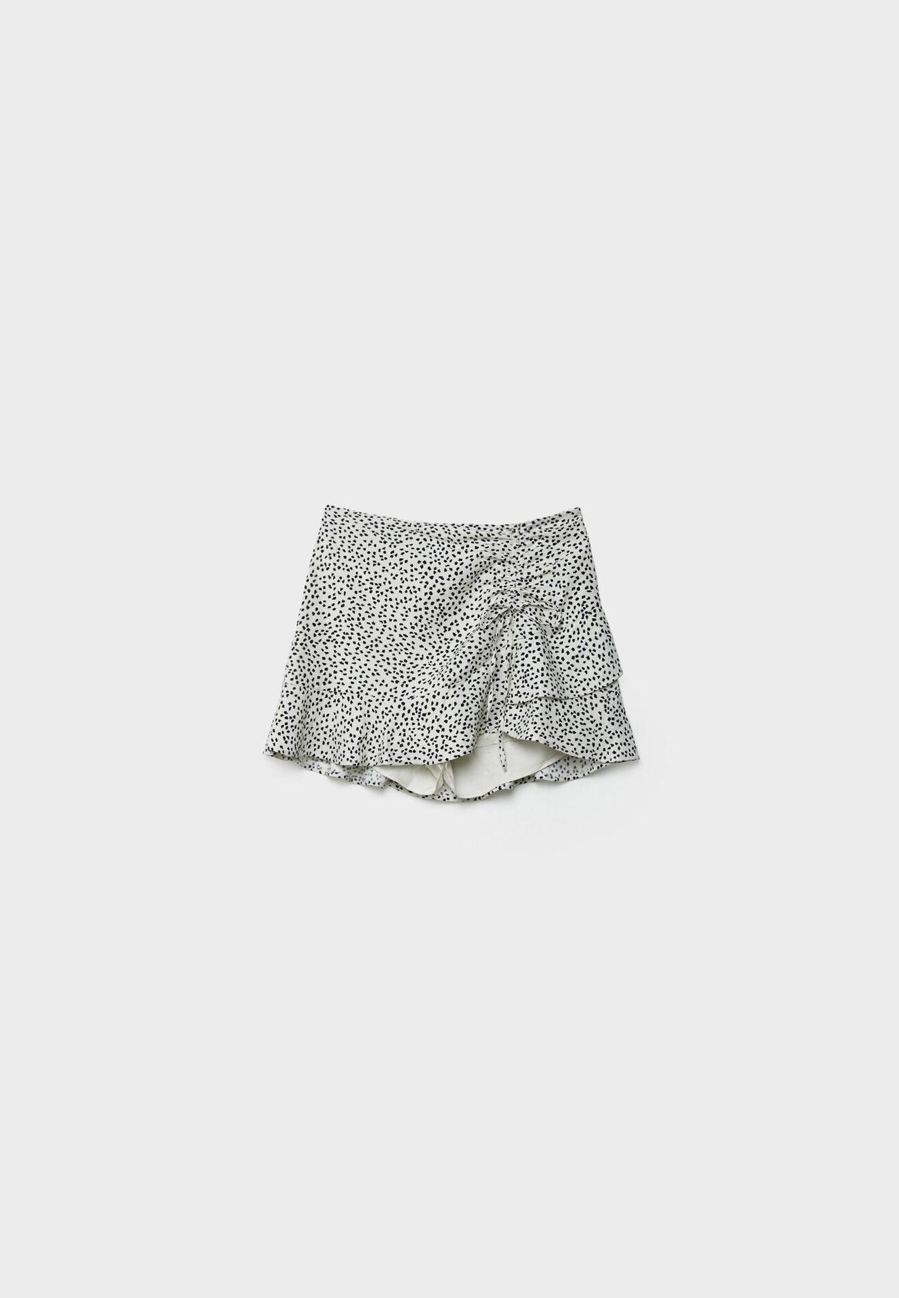 Shorts estampados em mistura de linho com babados.