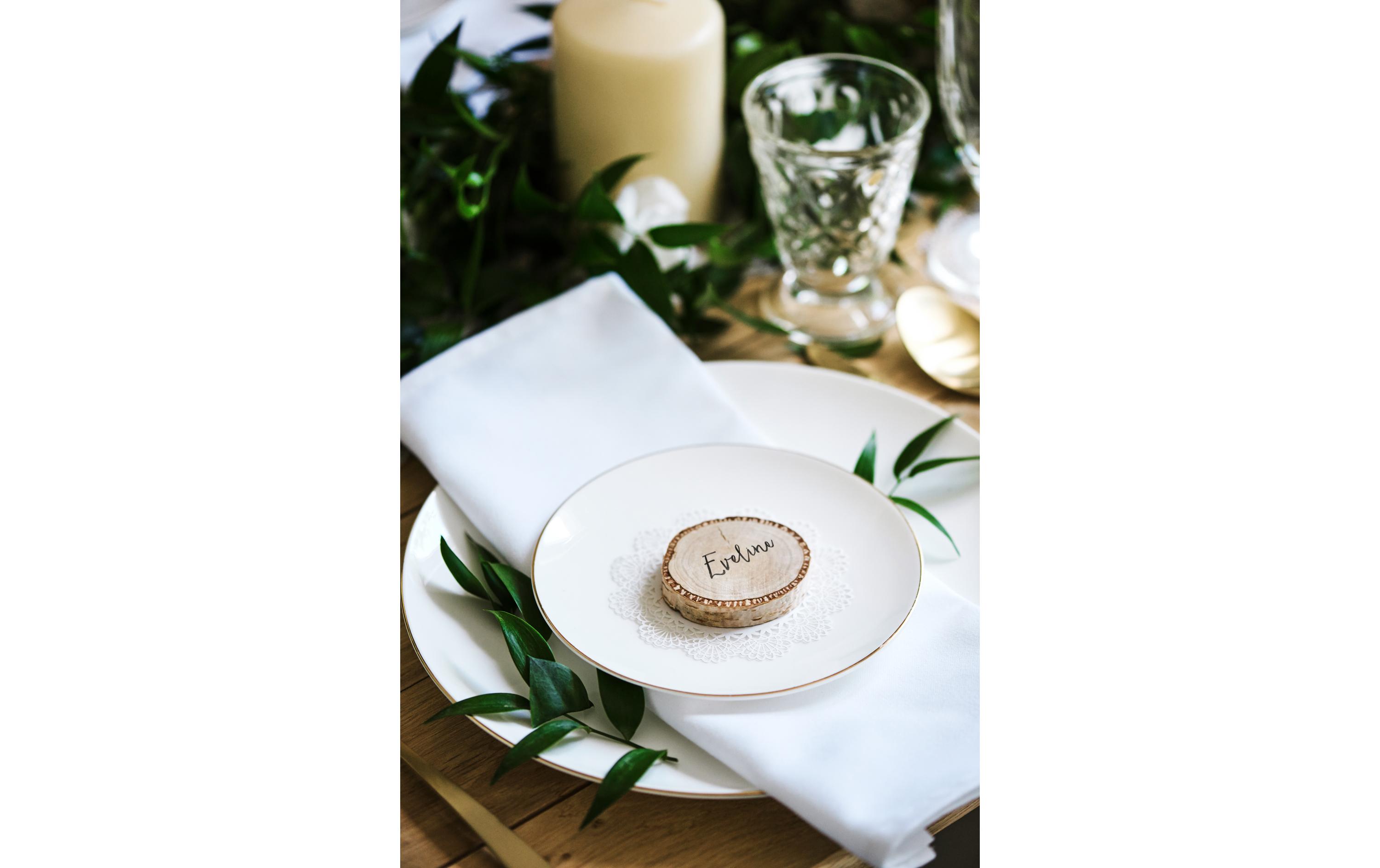 Tischkarte Holzscheibe Ø 4.5-6.5 cm H: 1 cm, 20 Stück, BraunPlatzkarte für den gedeckten Tisch an der Hochzeit und Festen wie Geburtstagspartys oder Silvester