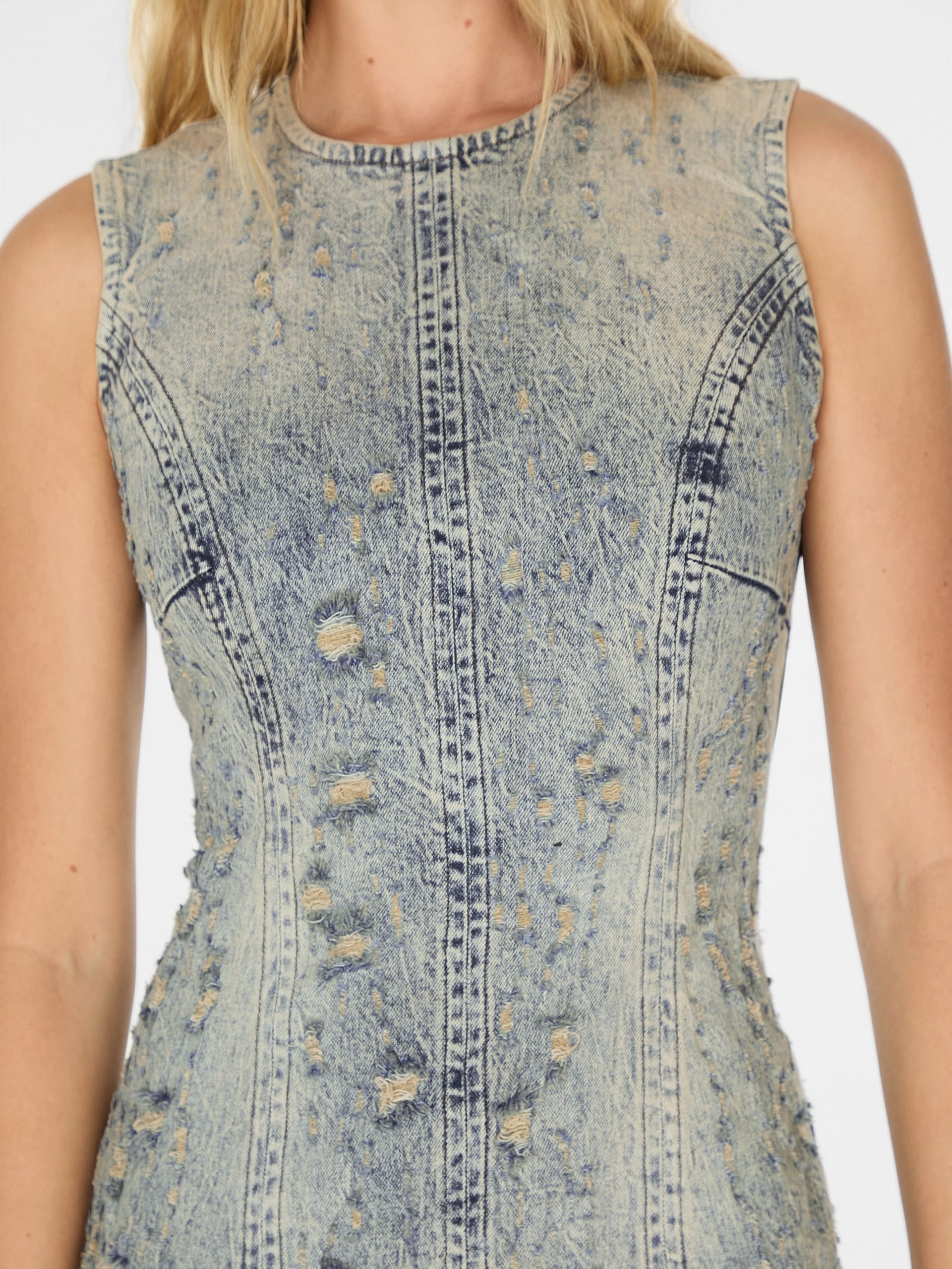 vestido curto jeans desgastado