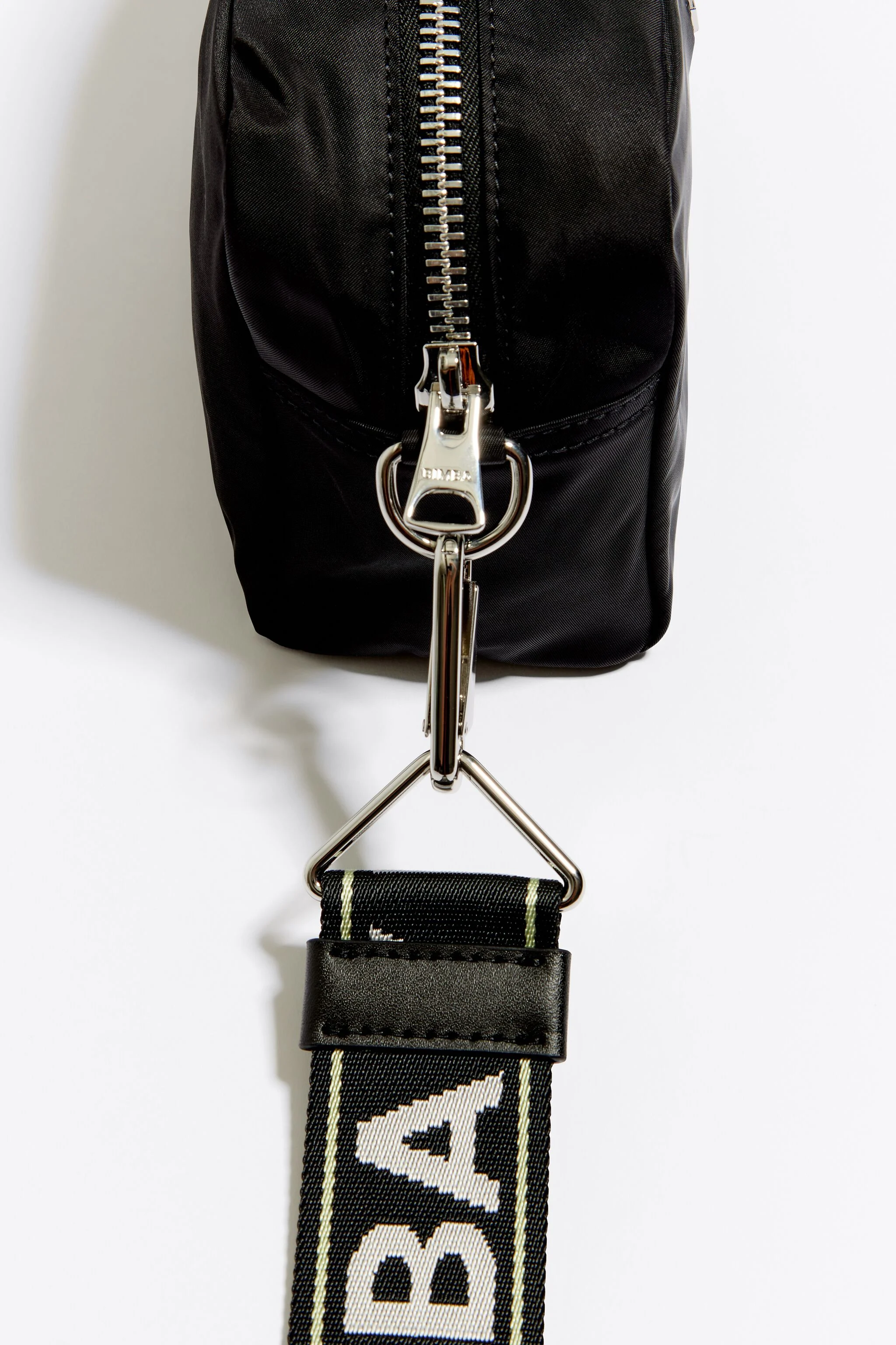 Bolsa transversal pequena de náilon preto