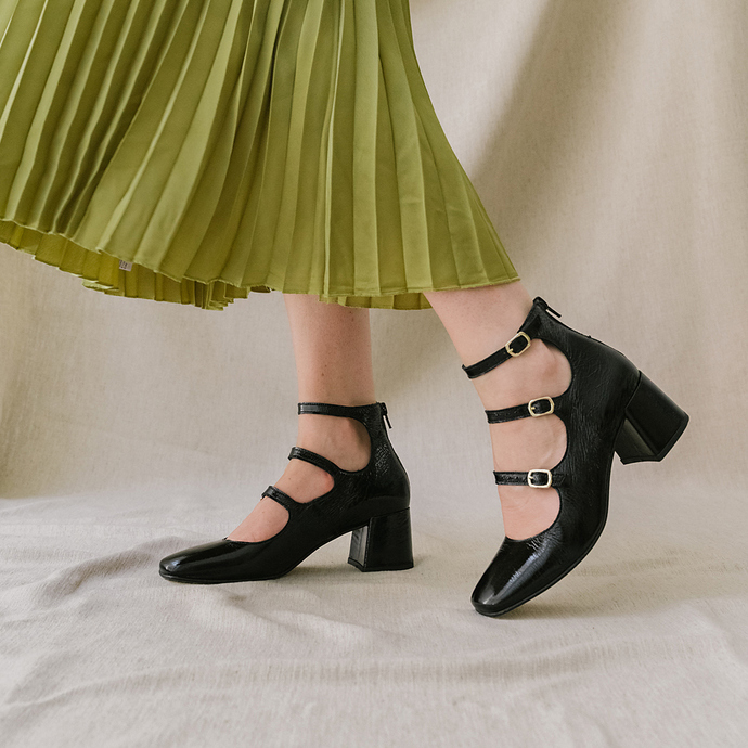 Babies à brides et talons  en cuir brillant noir