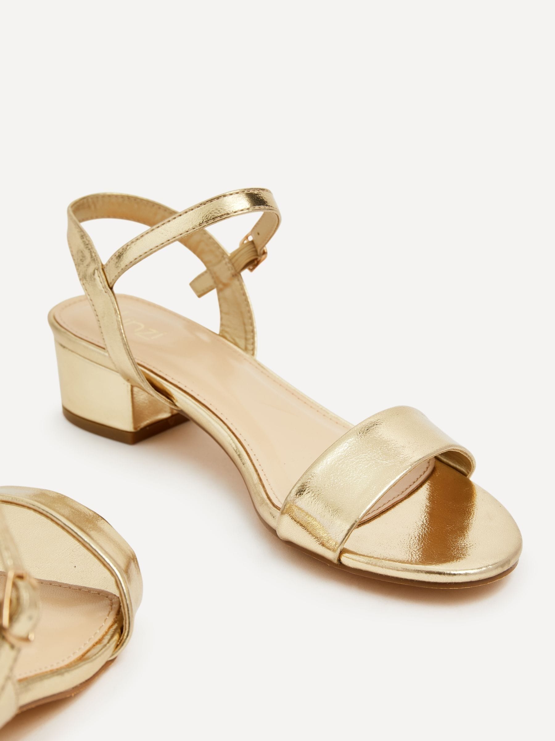 Goud - Linzi Kezzi minimalistische sandalen met lage blokhak