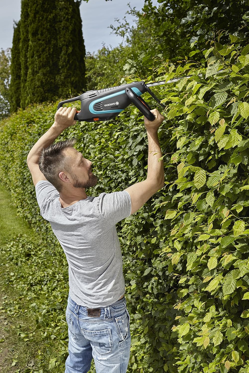 Gardena Set Akku-Heckenschere PowerCut Li-40/60: Akku-Heckenschneider mit 60 cm Messerlänge, ergonomischer Griff, Anschlagschutz, intuitives Tastenfeld, inkl. Li-Ion Akku und Ladegerät (9860-20)