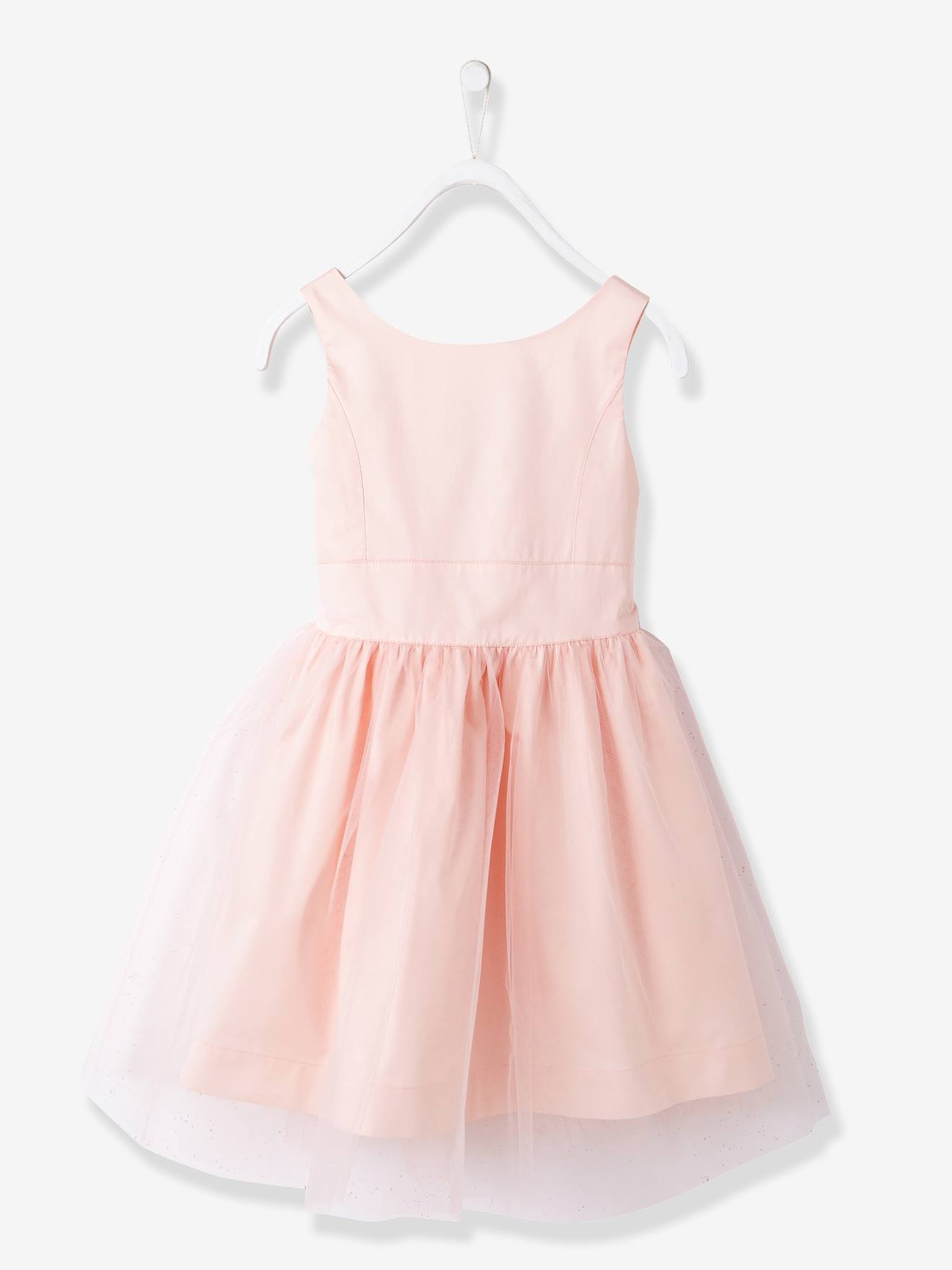 Vestido formal de cetim e musselina bege para menina, com maquiagem.