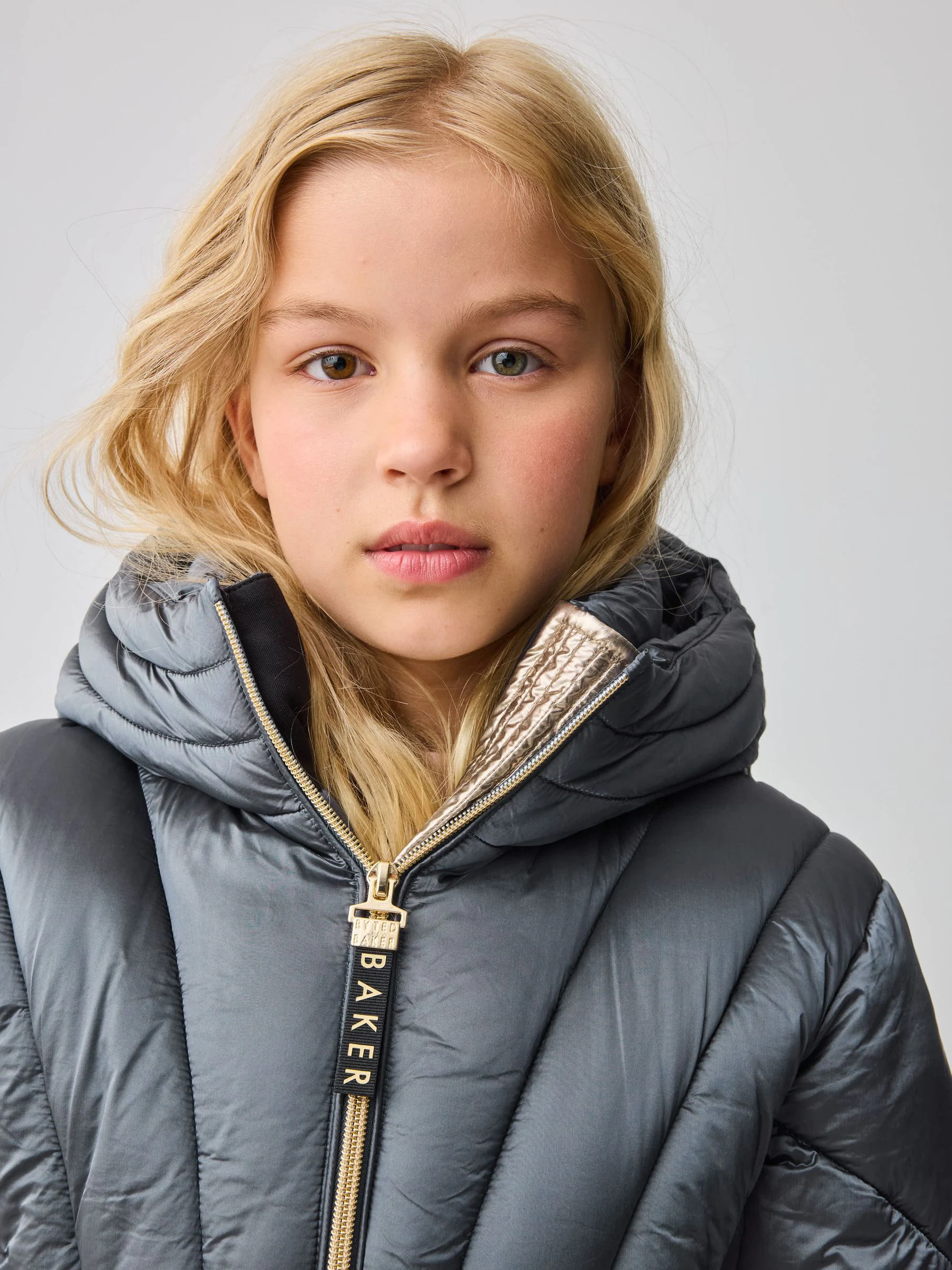 Baker by Ted Baker - Marineblauwe, regenbestendige gewatteerde jas met parels en ceintuur