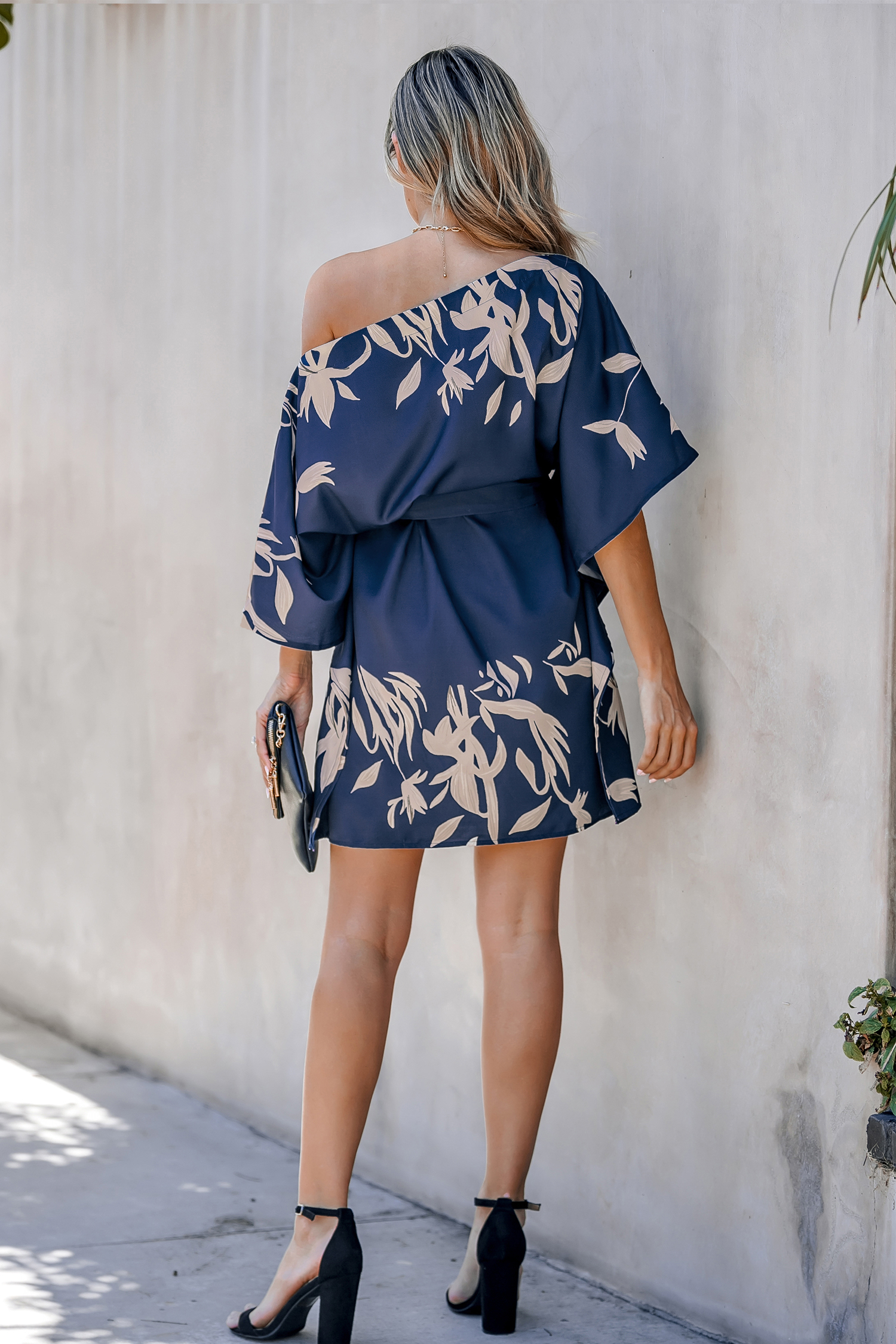 Robe avec ceinture à une épaule et à imprimé feuilles