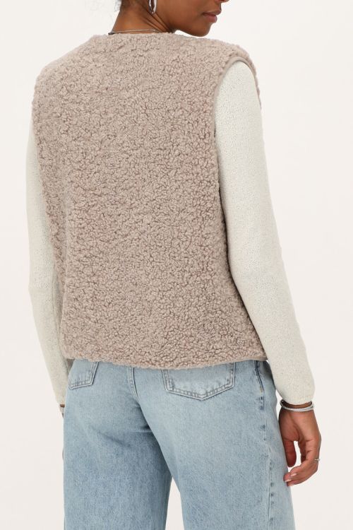 Beige teddy gilet met knoop