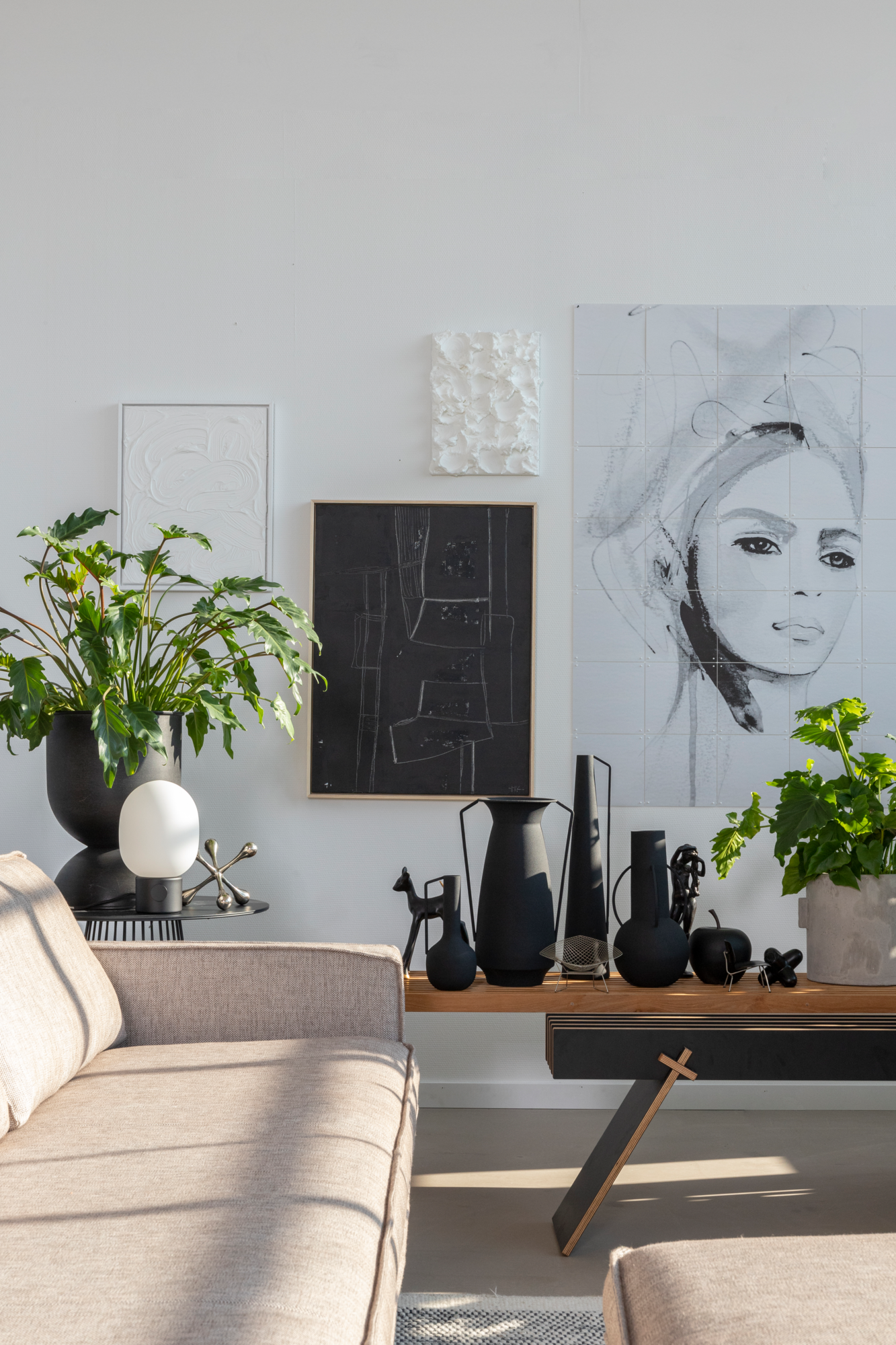 Loods 5 Design hoekbank Slimm Stof Outside rechts Combi rechts: 3 zits arm links + 2,5 zits met hocker Rechts | Stof: Solution Beige 05 | Frame: Zwart