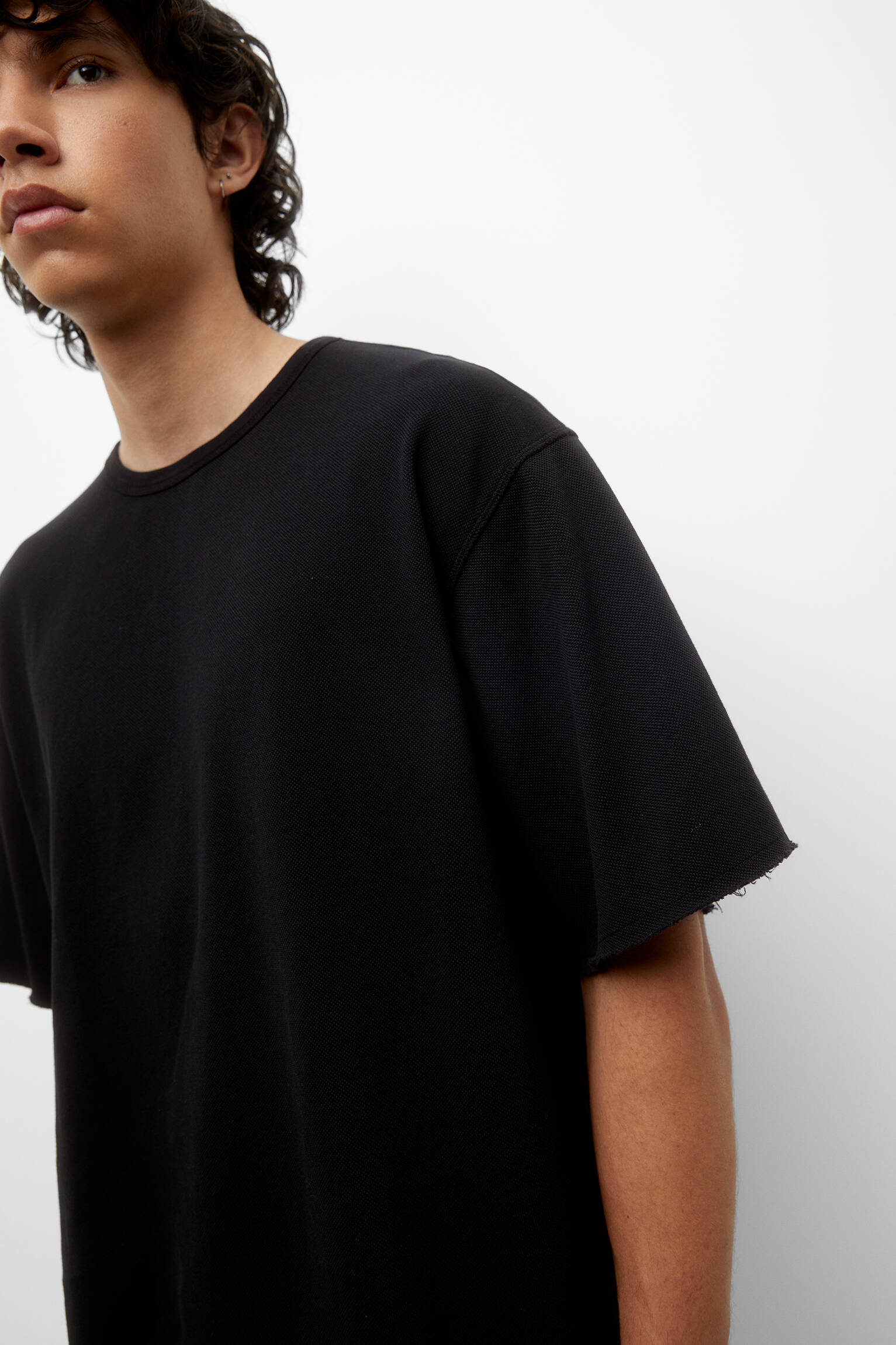 CAMISETA DE PELÚCIA COM CORTE QUADRADO - PRETA