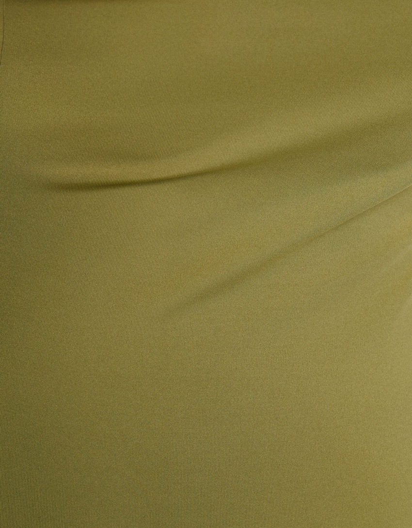 Vestido midi ajustado com detalhe de gola
