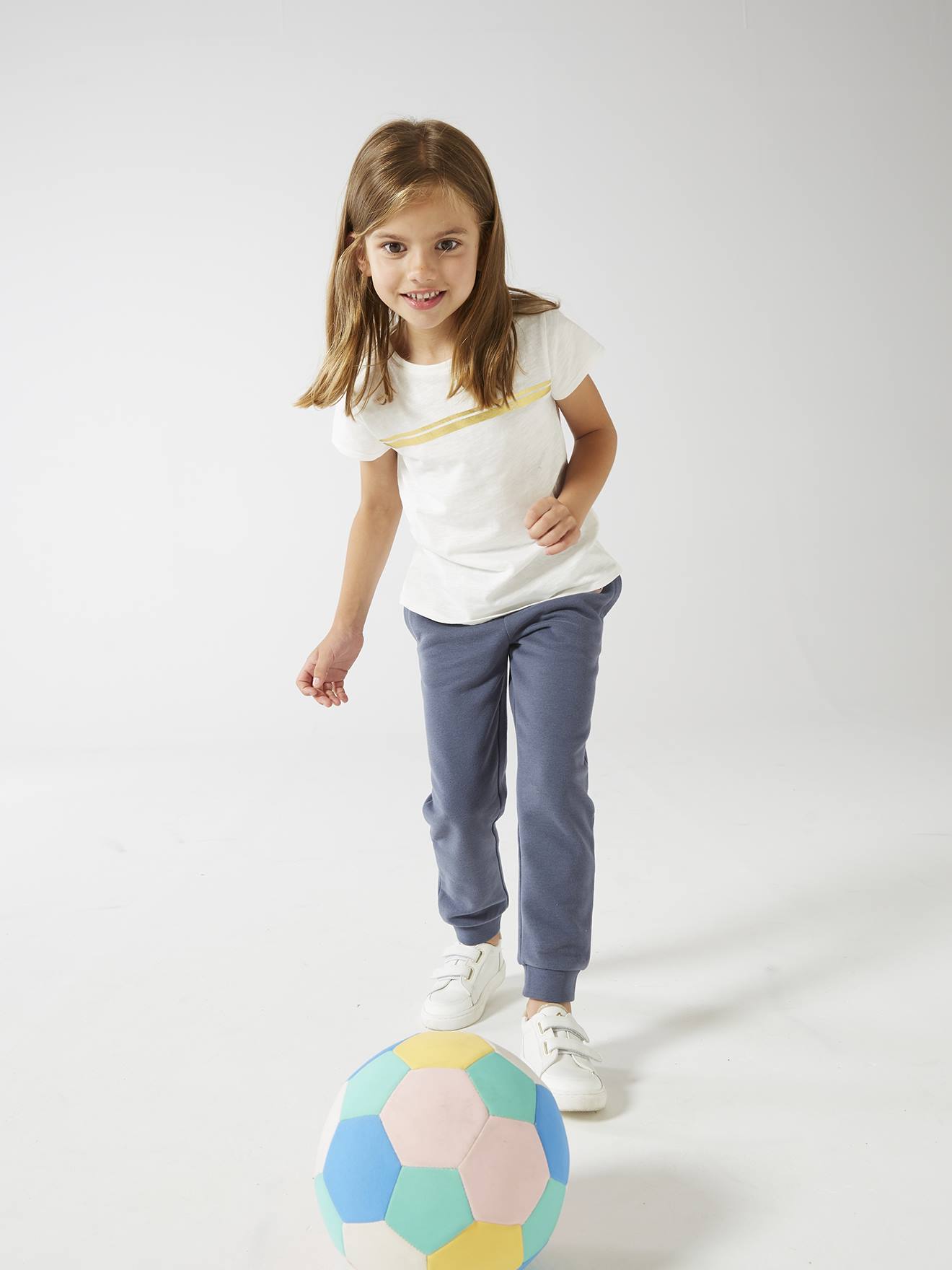 Camiseta esportiva listrada iridescente para meninas, lisa, branca clara com estampas.
