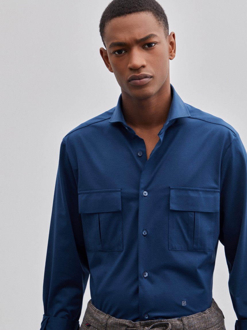Camisa slim fit com bolsos