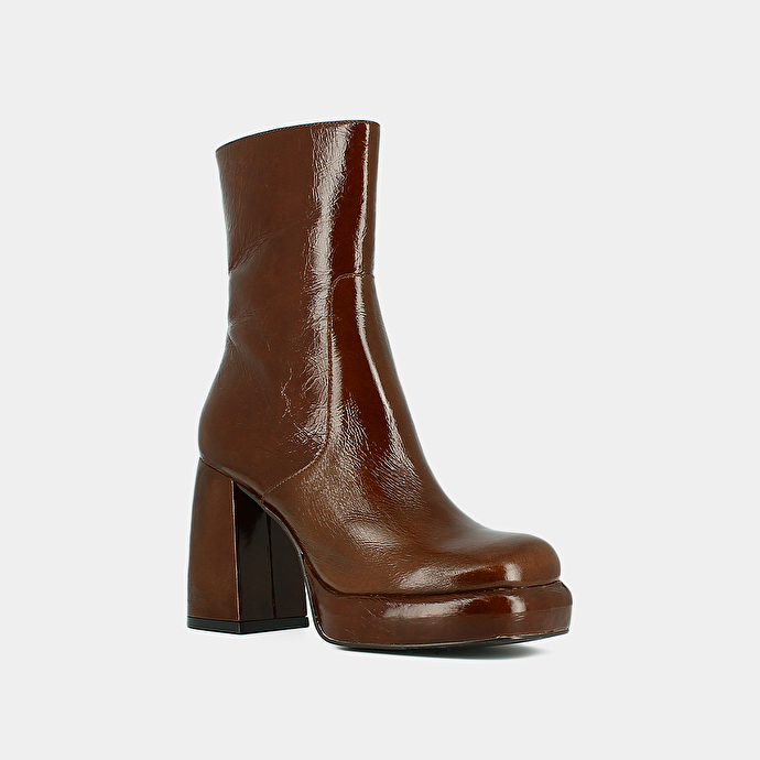 Boots à plateformes et bouts carrés  en cuir brillant marron