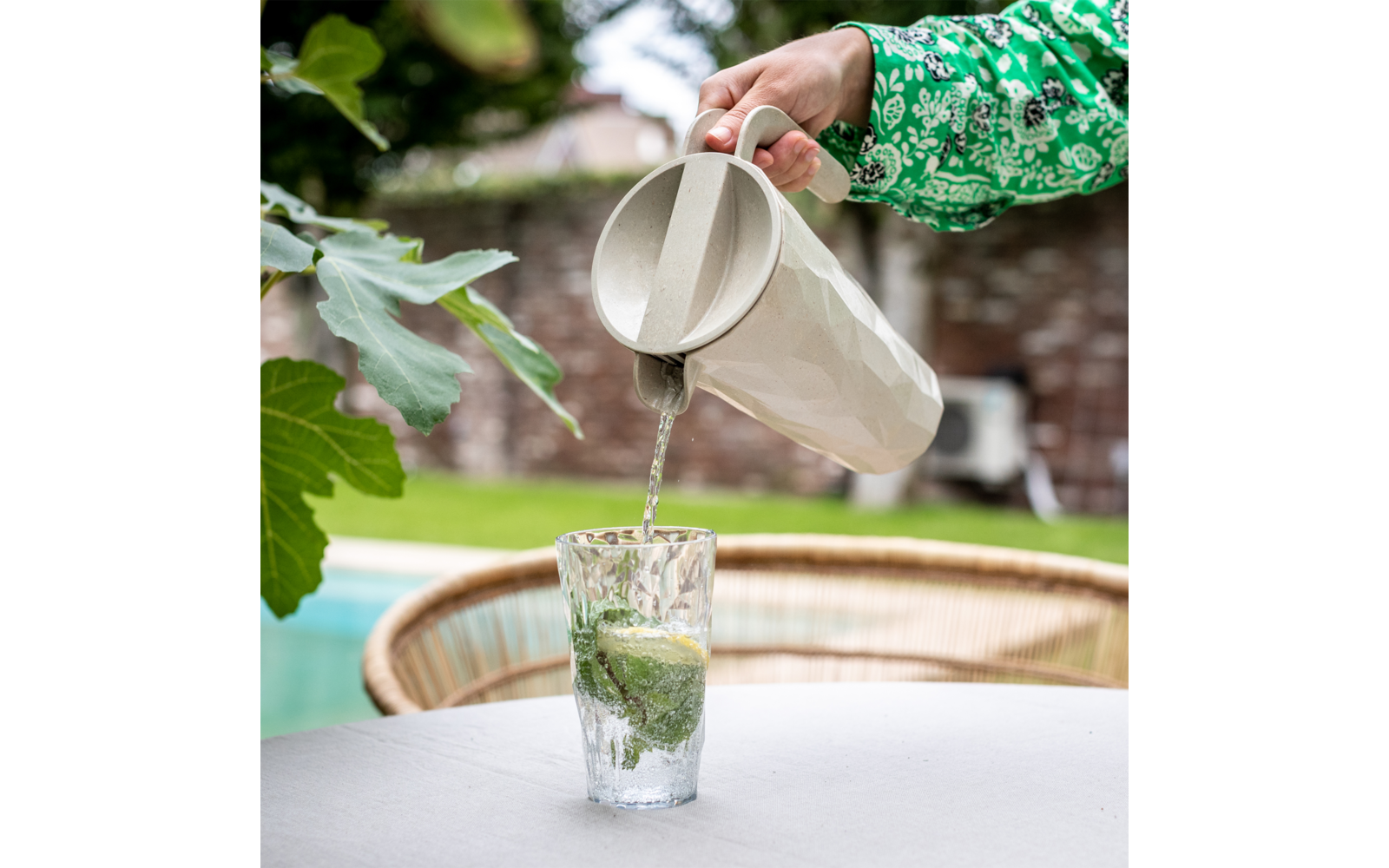 Koziol Club Pitcher Superglas Kanne mit Deckel 1,5 Liter nature ash grey