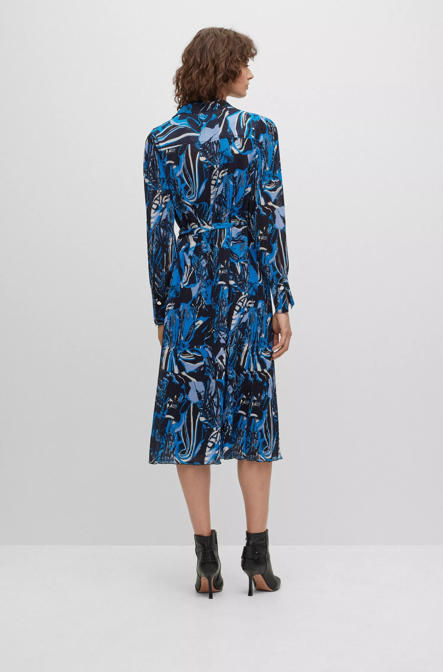 Vestido BOSS preto com estampa sazonal, cinto e decote em V.