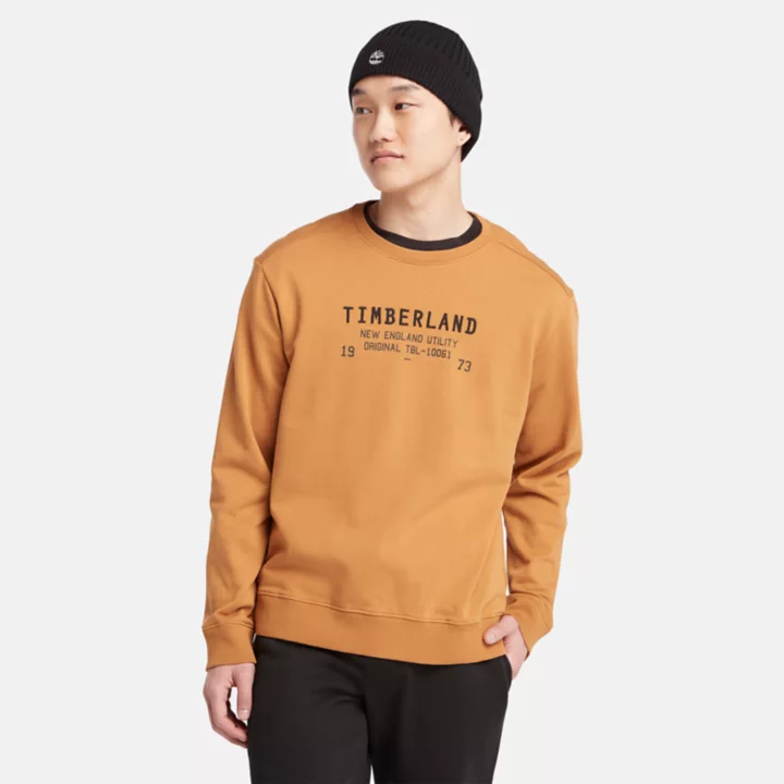Moletom utilitário masculino com gola redonda na cor amarelo escuro.