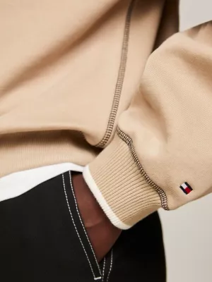 Moletom moderno com gola redonda e detalhes contrastantes