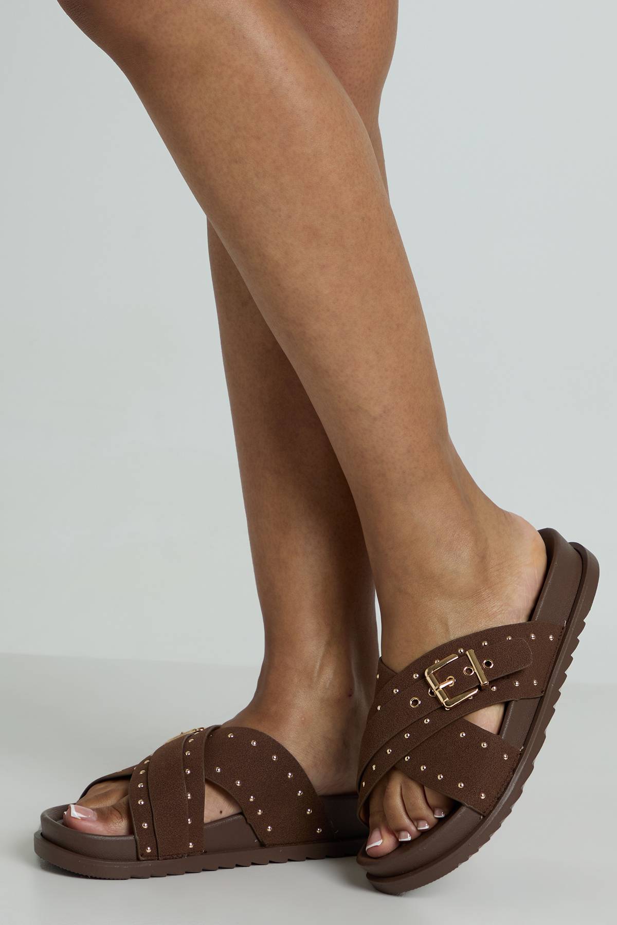 boohoo Mules À Semelle Anatomique Avec Brides Croisées En Synthétique Ornées De Clous