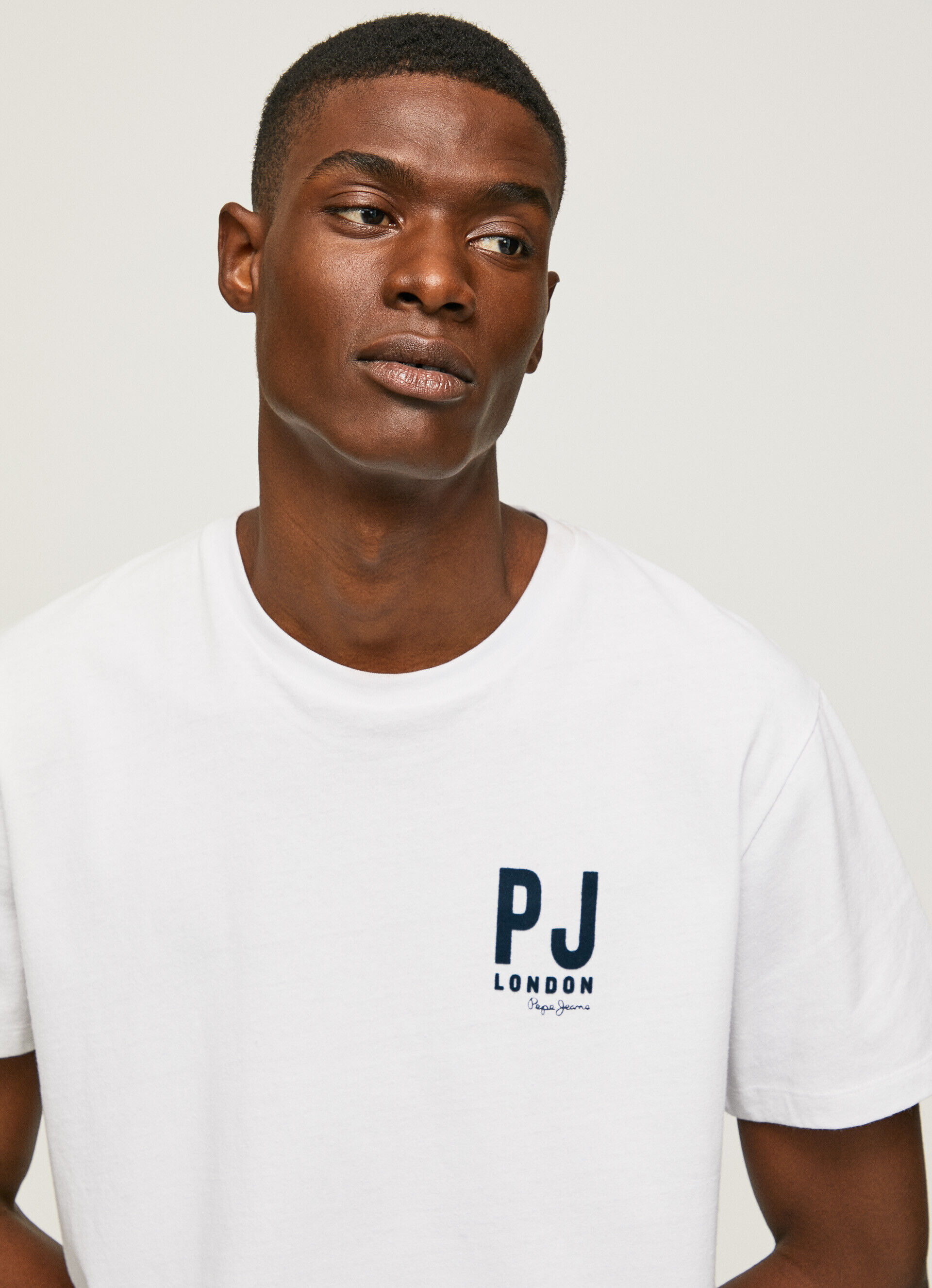 CAMISETA COM LOGOTIPO ESTAMPADO - branca