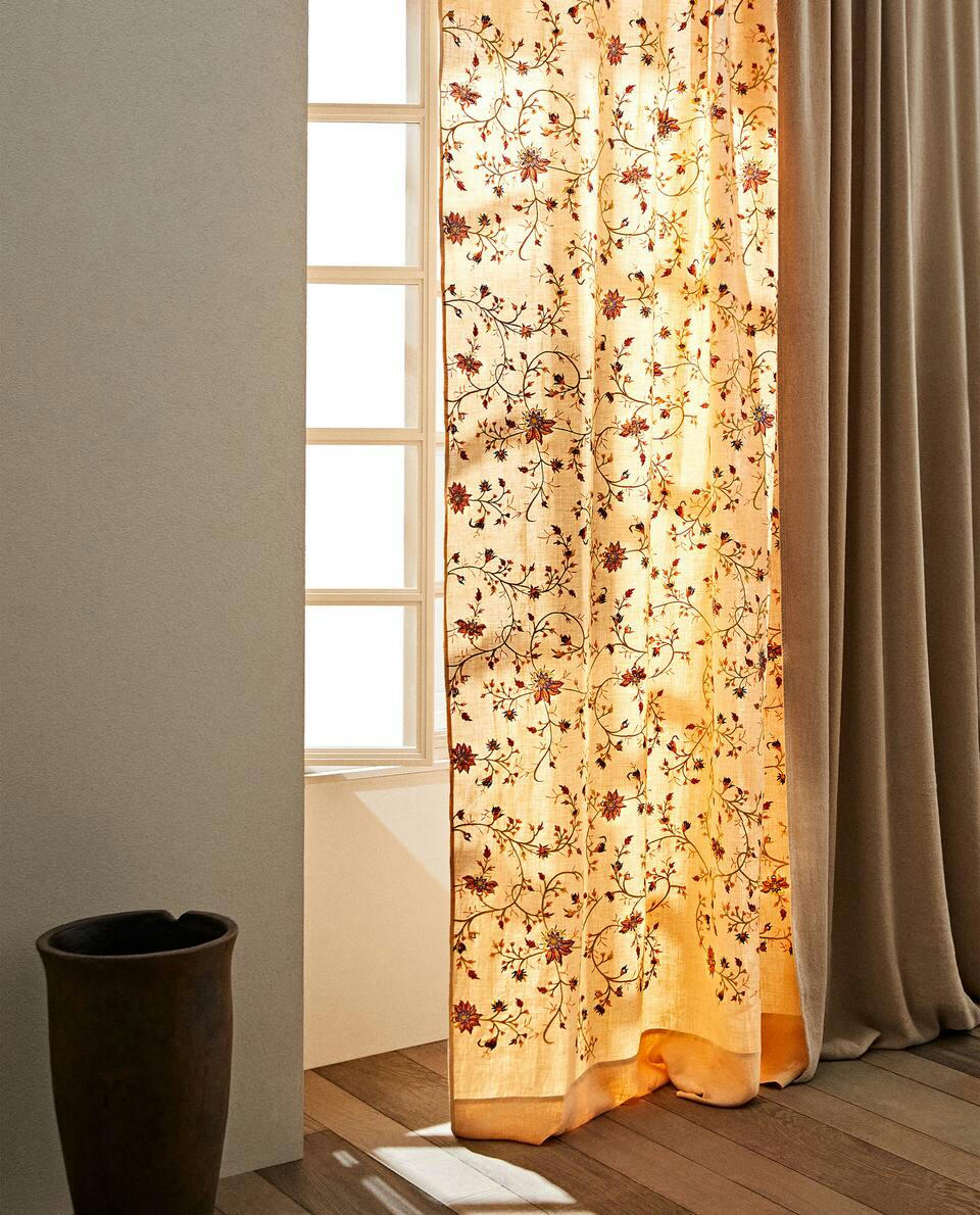 CORTINA COM BORDADO FLORAL