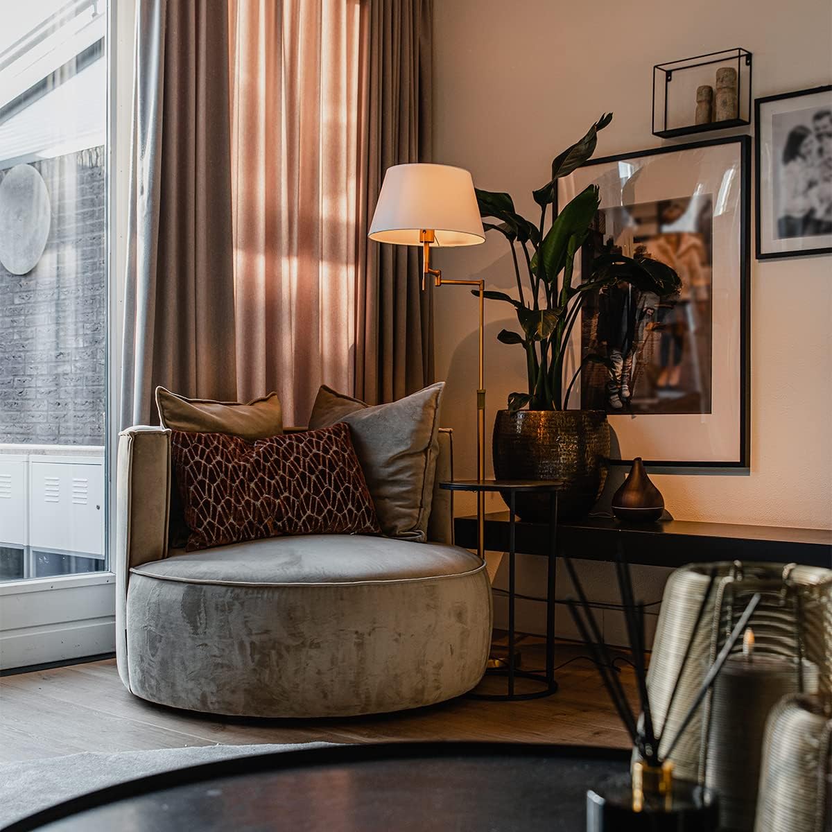 Qazqa - Modern Stehlampe Bronze mit weißem Schirm und verstellbarem Arm - Ladas Deluxe I Wohnzimmer I Schlafzimmer - Textil Rund - LED geeignet E27