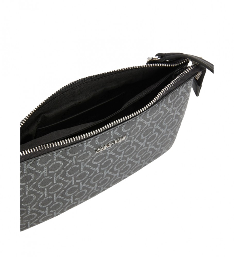 Bolsa transversal Calvin Klein com logo reciclado - Preta - 15x23,5x4cm -