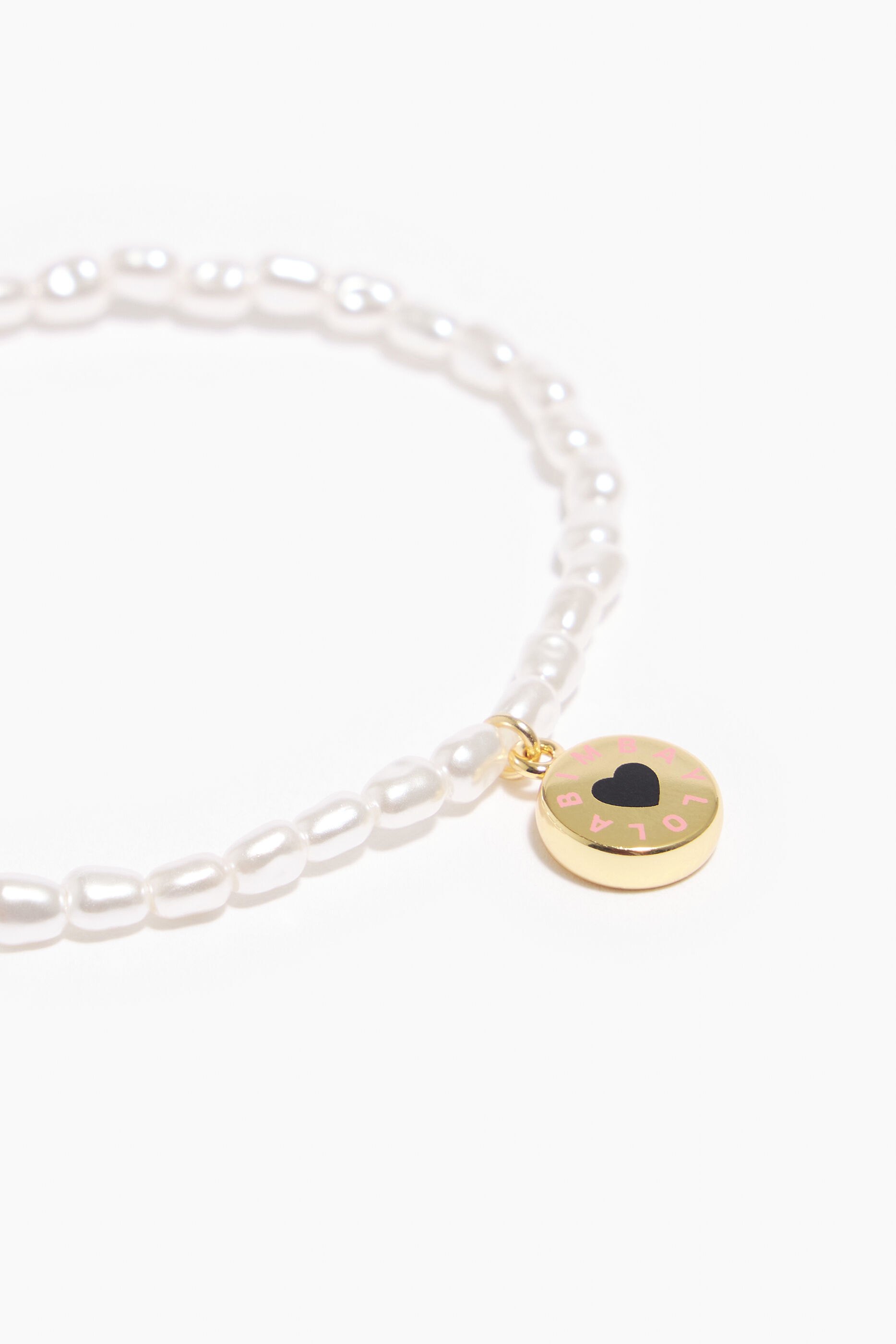 Pulseira de pérolas com logotipo dourado