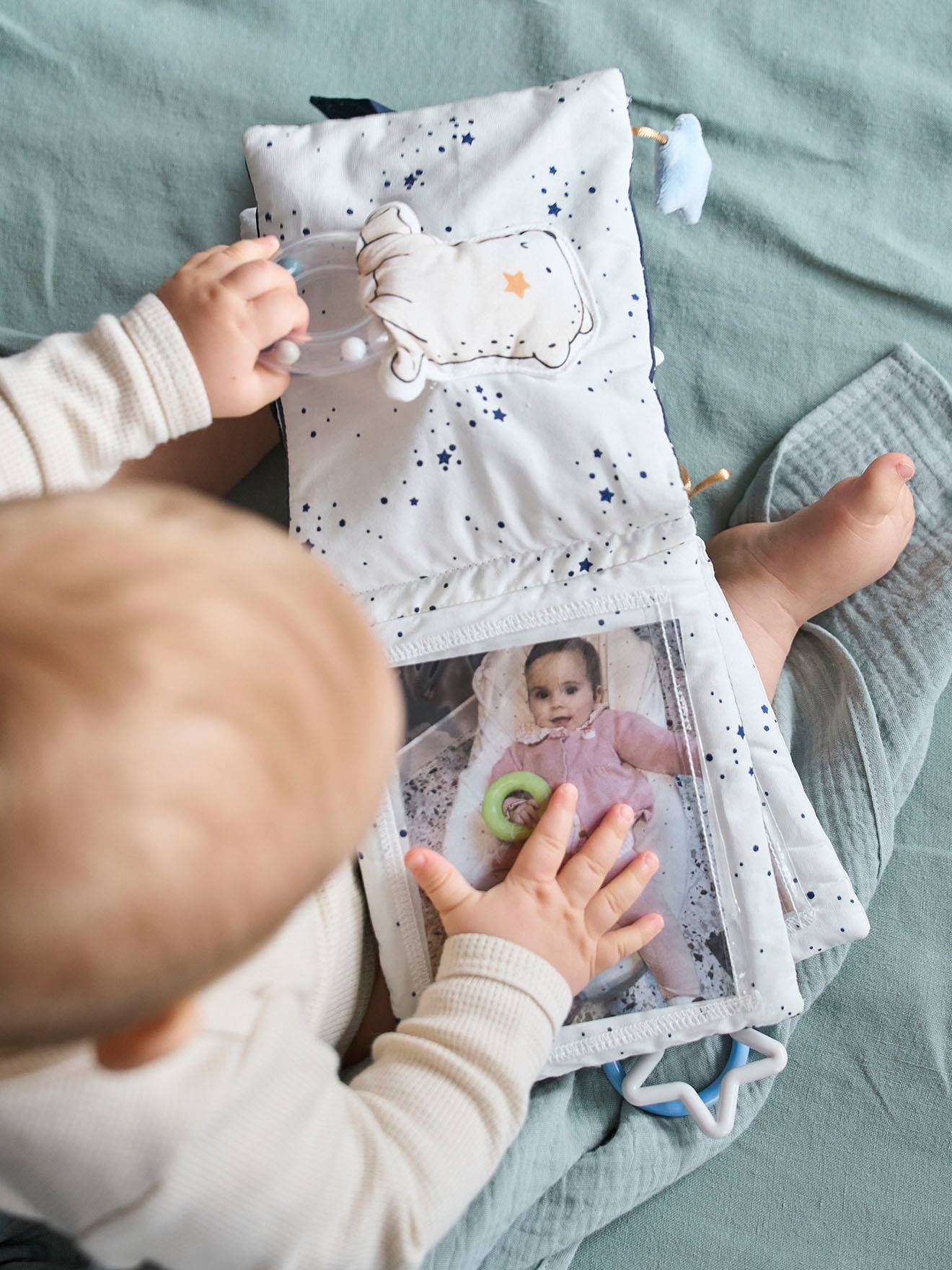 Livro de fotos e estímulos em azul claro, azul escuro liso com motivos.