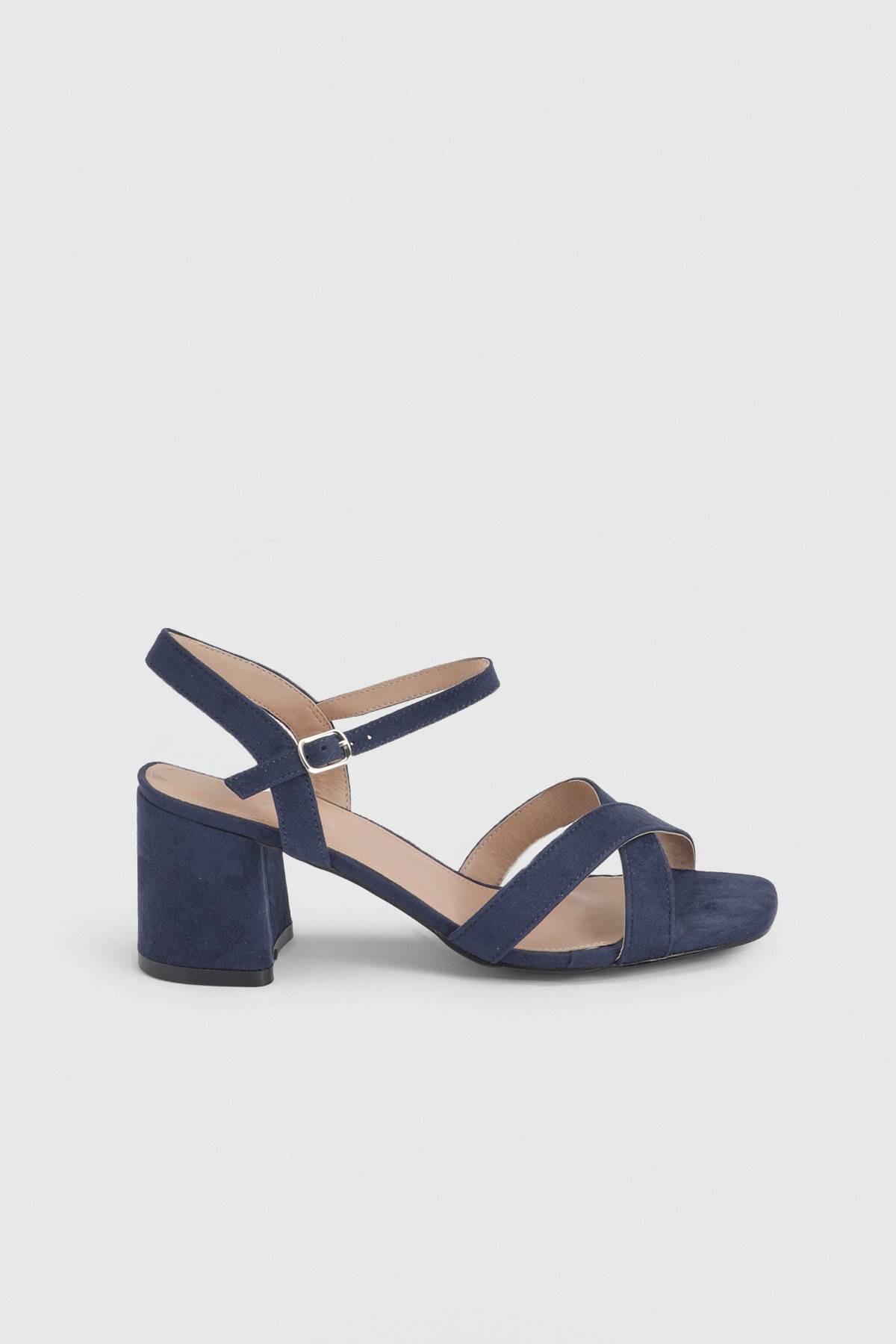 Wallis Sandales À Talons Bloc Moyen Samiyas Coupe Large En Synthétique À Brides Croisées