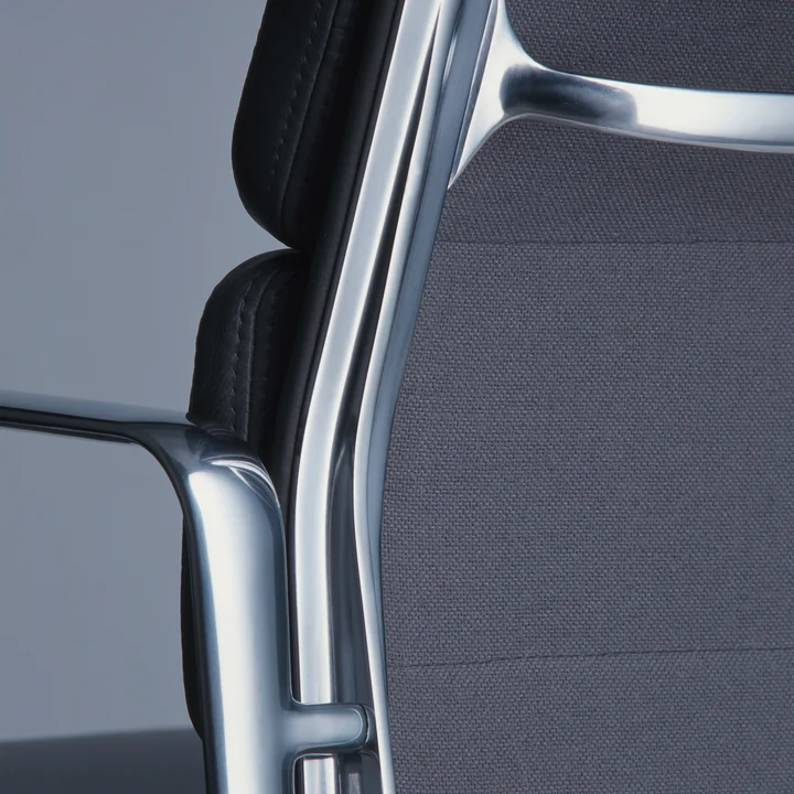 Vitra - EA 217 Soft Pad Bürostuhl Chrom mit Armlehnen, drehbar, Leder Premium F asphalt (Hartbodenrollen)