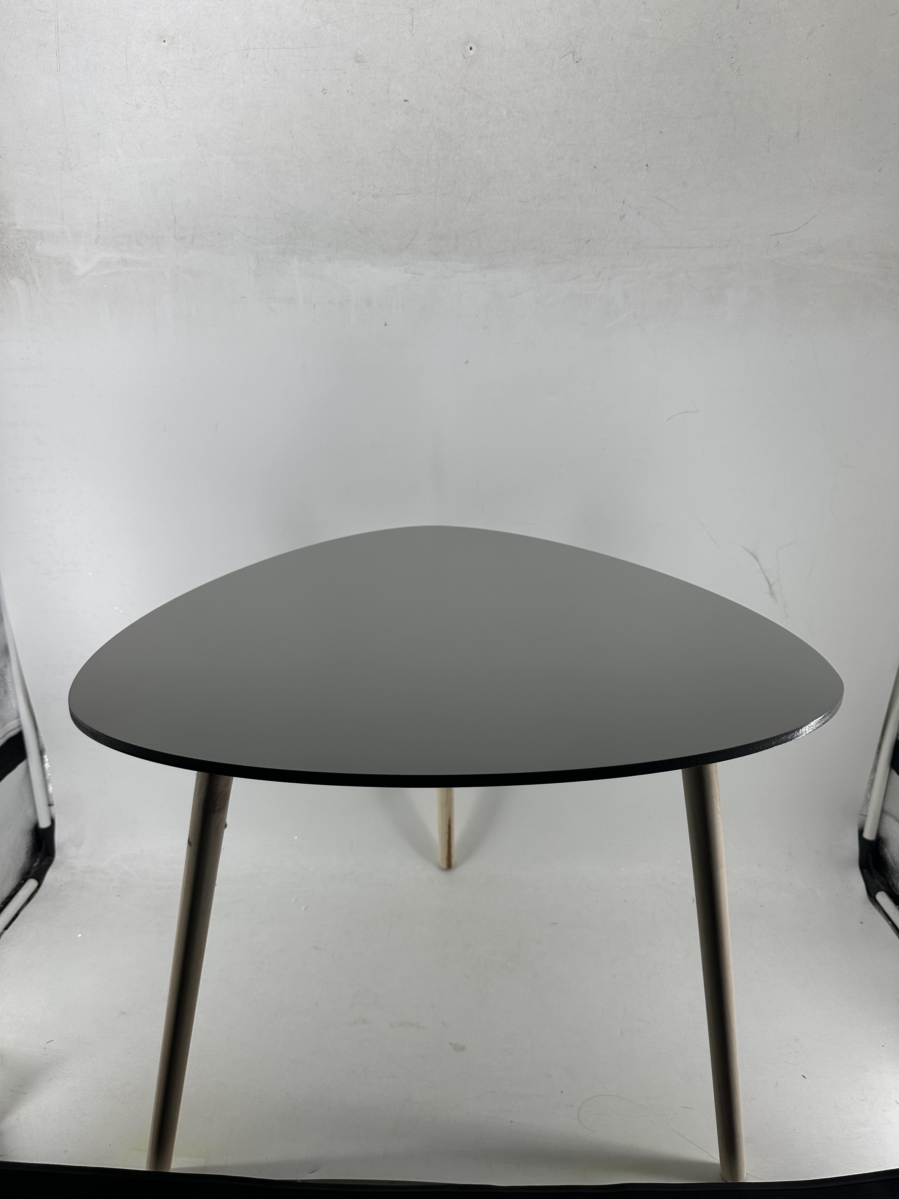 TABLE TRIANGLE GRIS 59.5X59.5X50CM