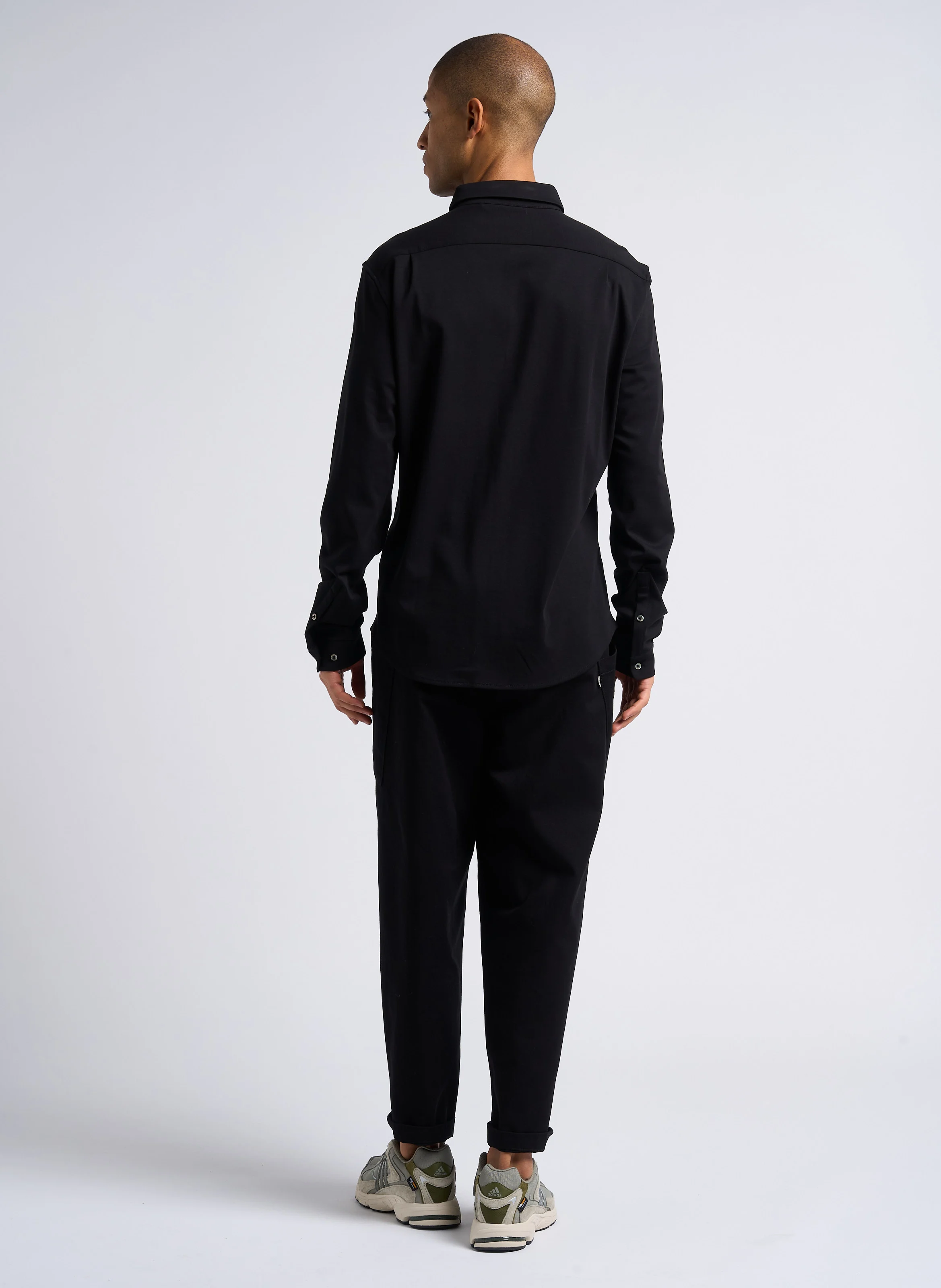 Chemise col classique regular-fit en coton bio mélangé | Noir
