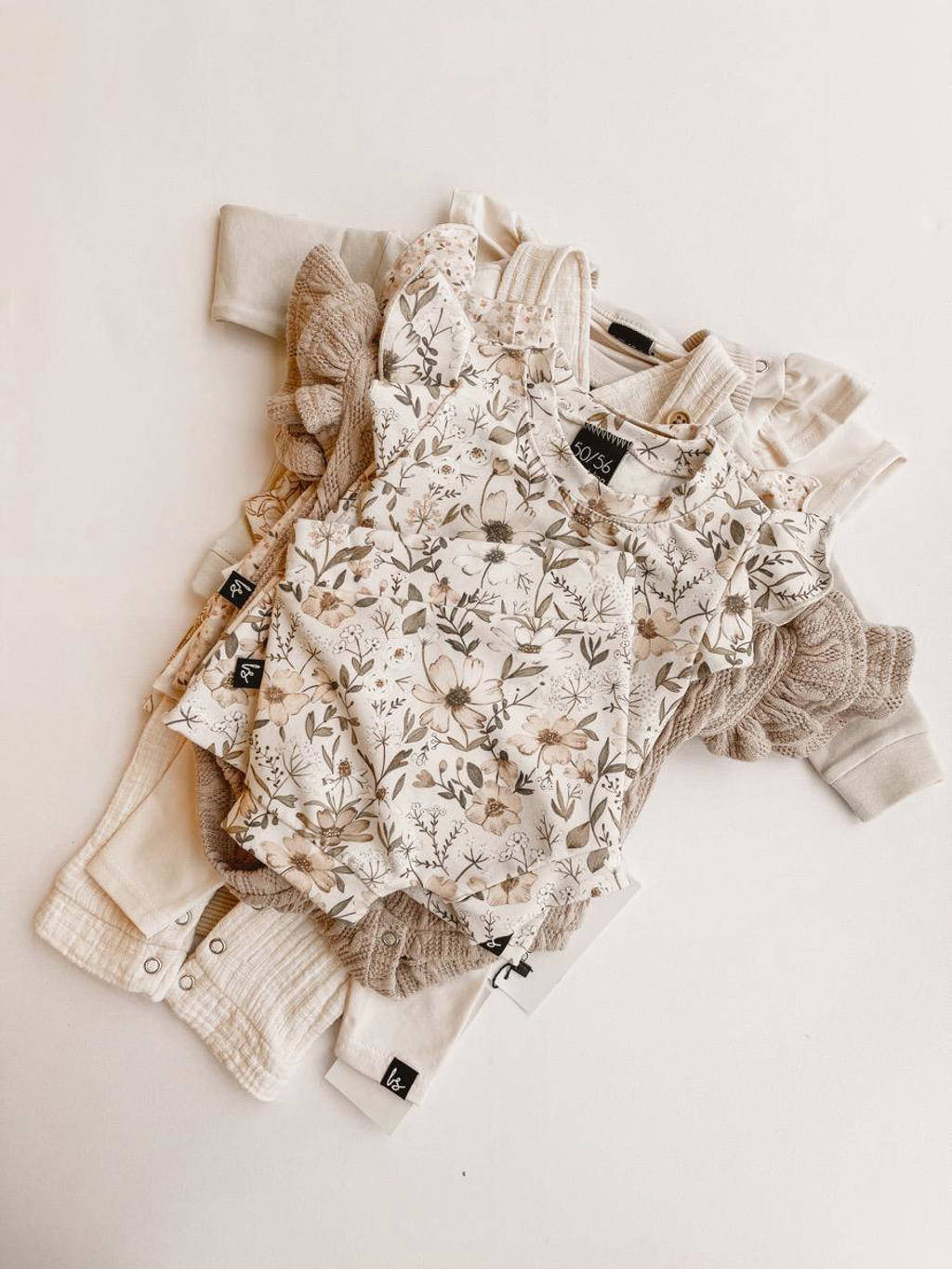 Babystyling baby gebloemd T-shirt zand