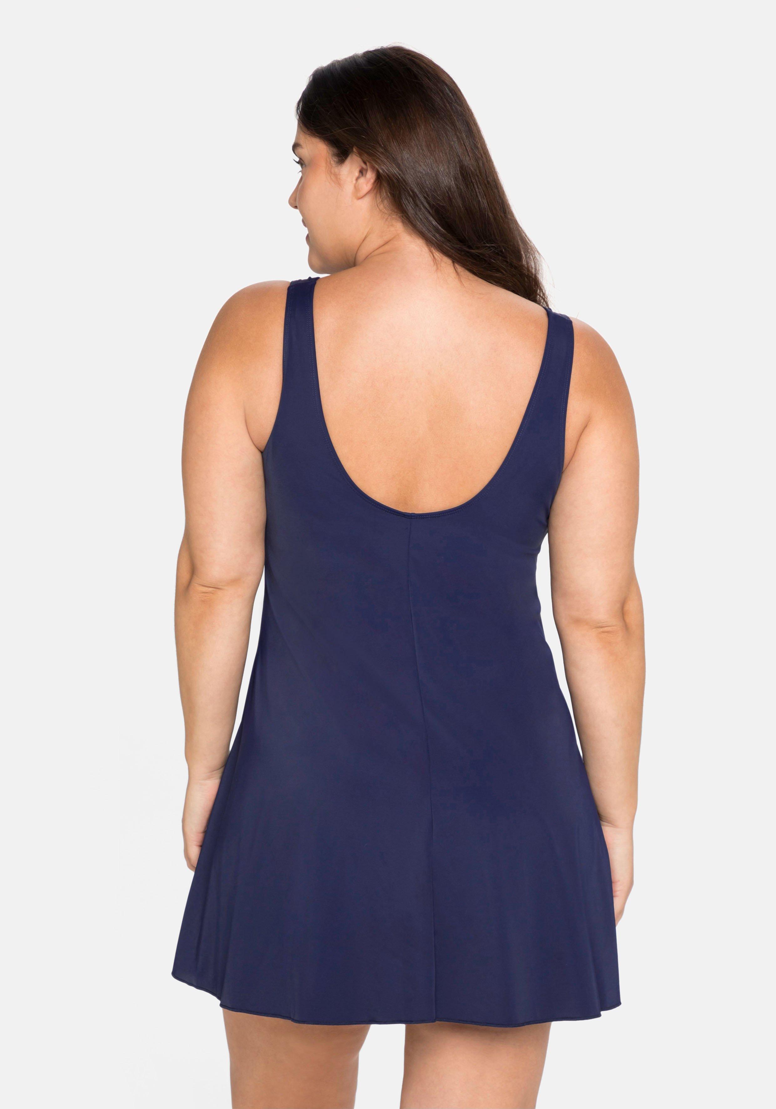 Badekleid mit V-Ausschnitt und integrierter Hose.