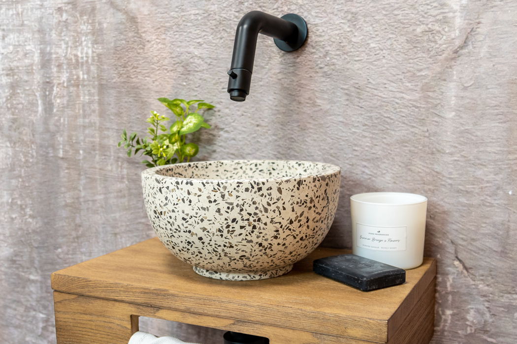 Saniclear Seba fonteinset met bruin eiken plank, zwart-witte terrazzo waskom en zwarte kraan voor in het toilet