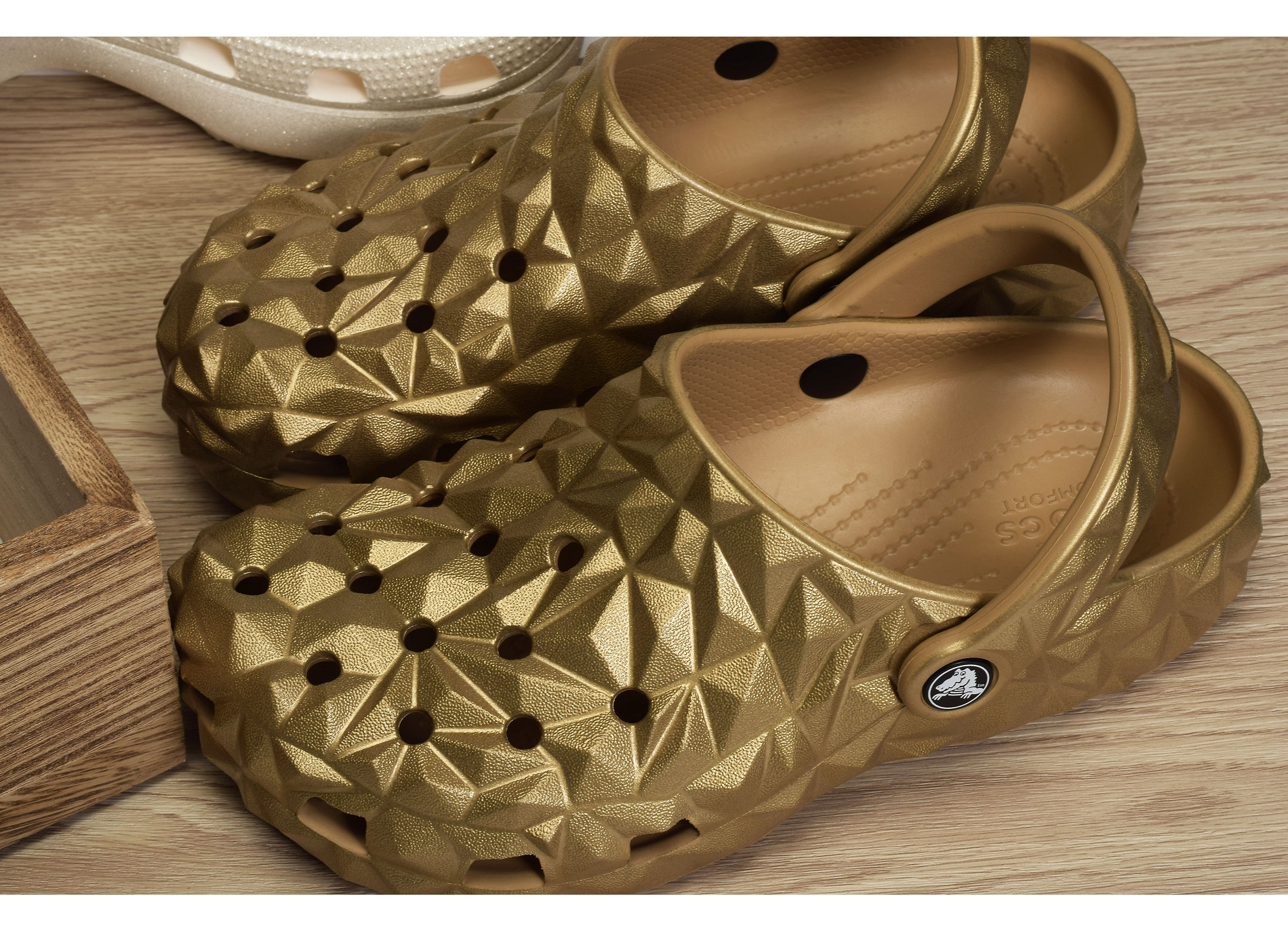 Classic geometric clog gold