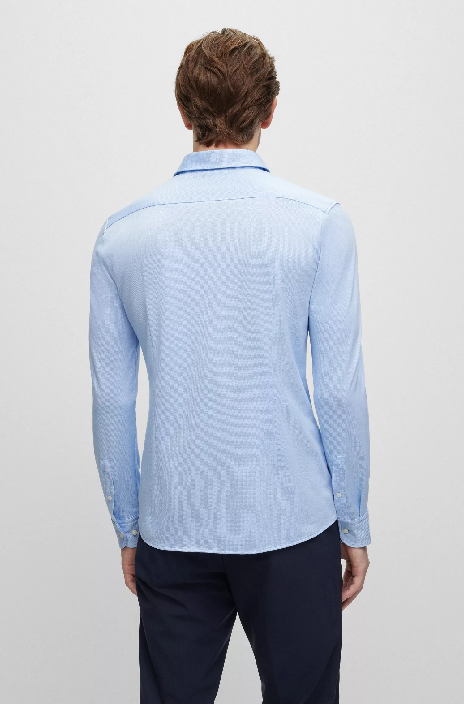 Camisa BOSS preta de corte slim, confeccionada em sarja elástica de alta performance com mistura de algodão.