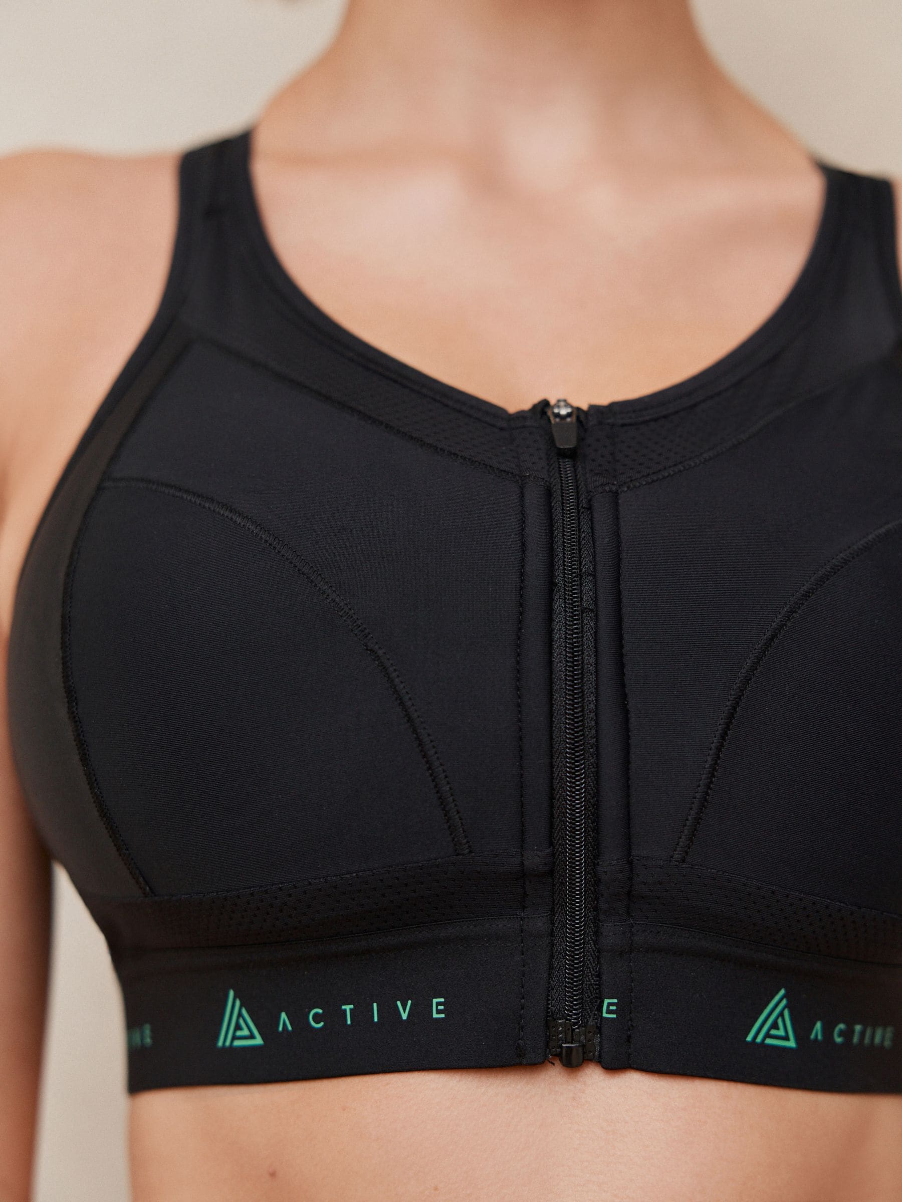 Zwart - DD+ Active Sports sportbeha voor hoge impact met Dry Tech en rits aan de voorkant