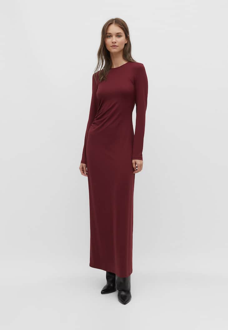 Vestido ajustado com detalhe franzido