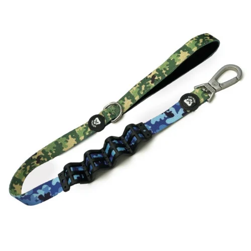 Guia anti-puxão Dukier Camo com estampa camuflada para cães.