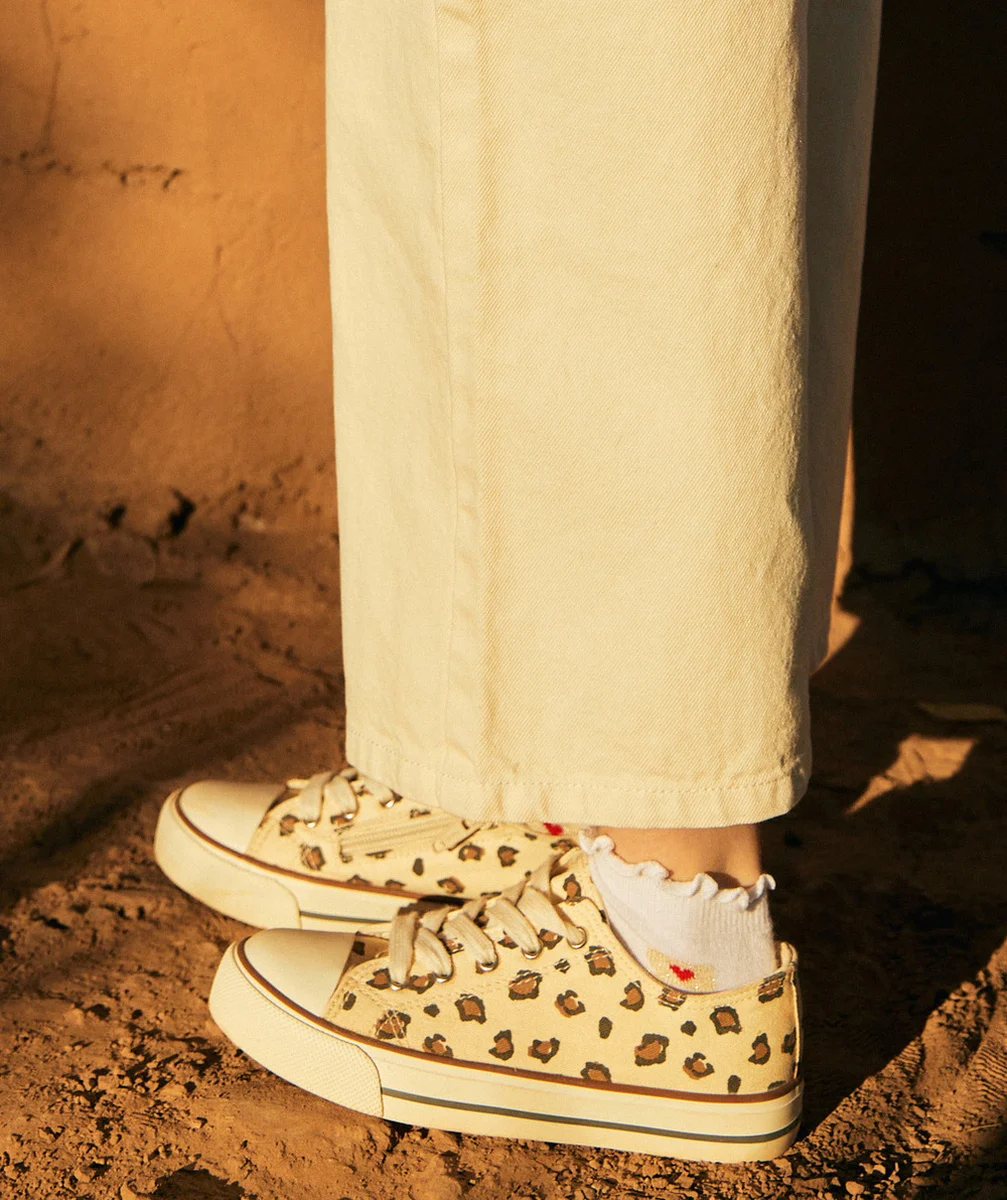 baskets en toile fille écru avec imprimé léopard à lacets et zip