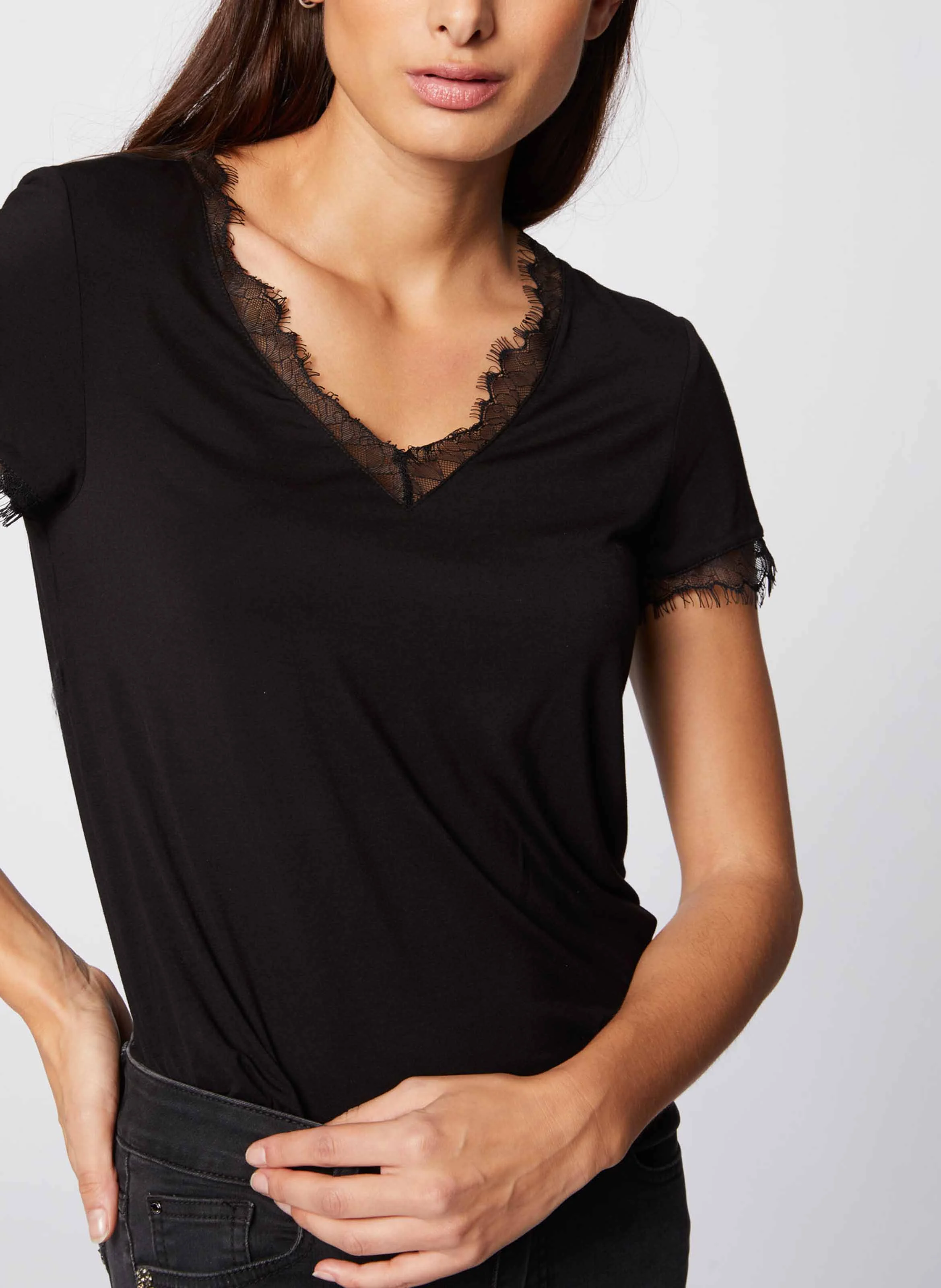 DMINOL.N - Tee-shirt col V avec empiècements dentelle | Noir