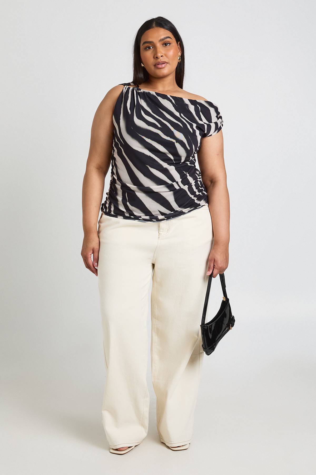 boohoo Haut Froncé Asymétrique Grande Taille À Motif Abstrait