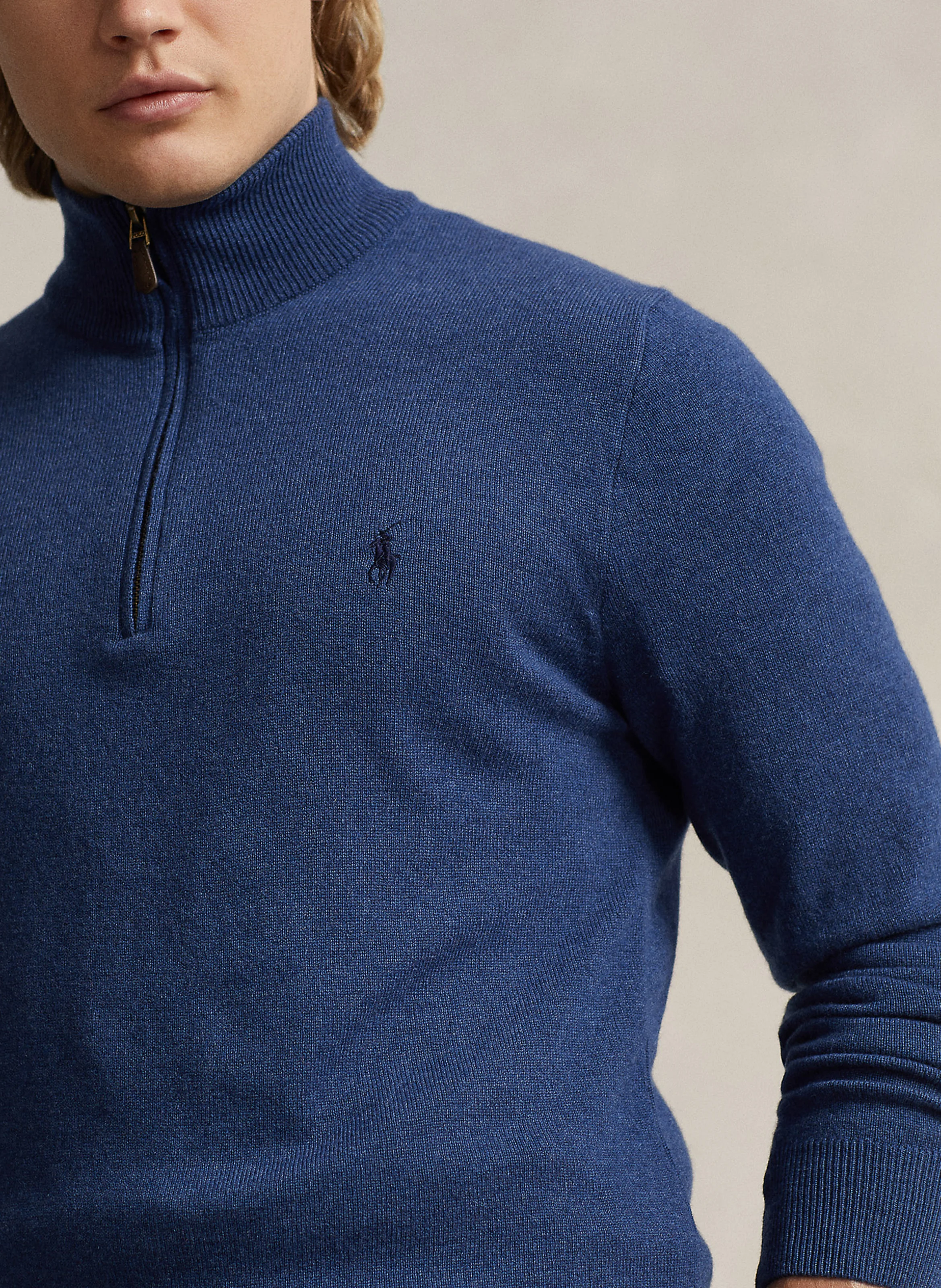 Pull col montant regular-fit brodé en laine mérinos | Bleu