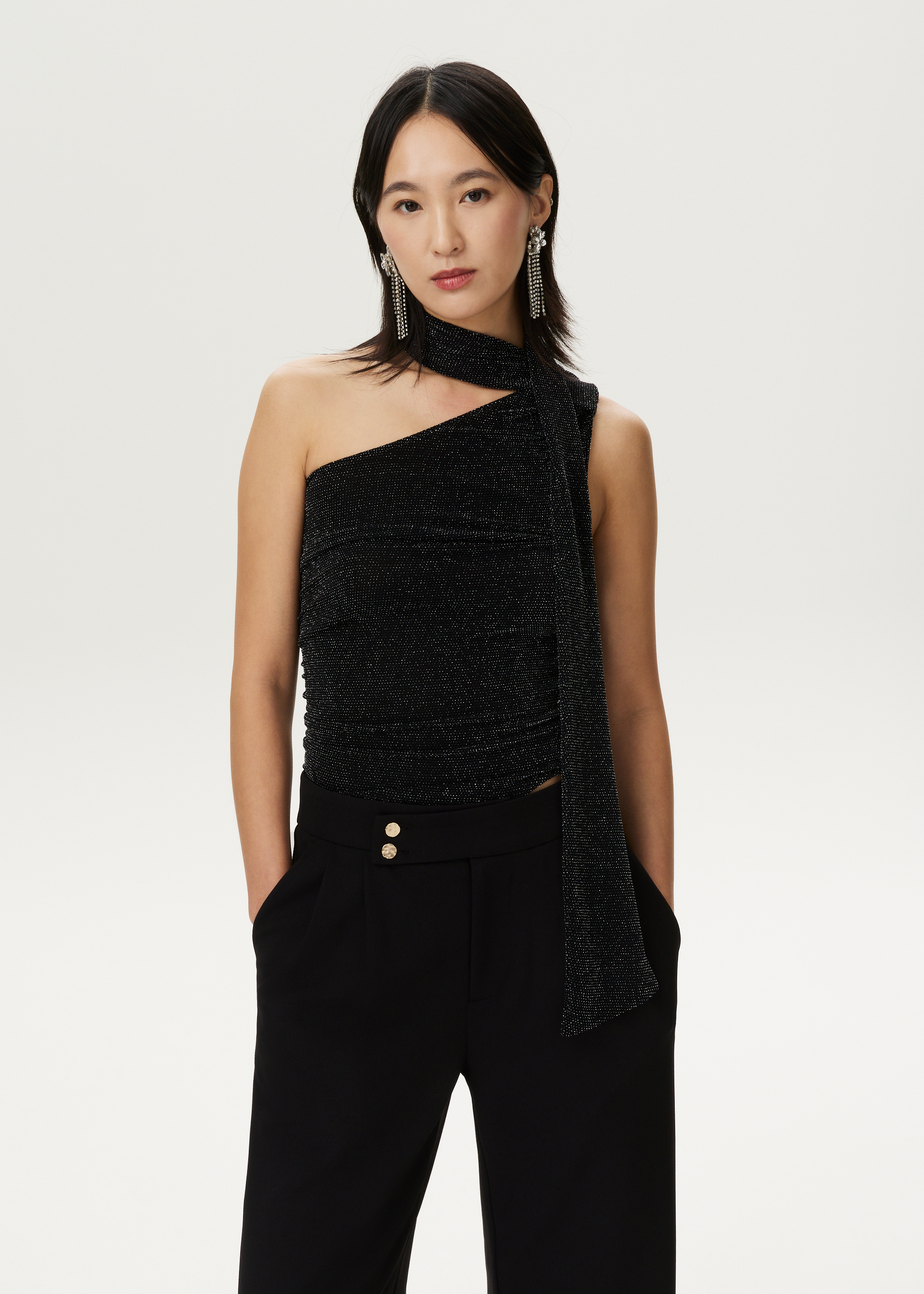 One-shoulder lurex top met scarf