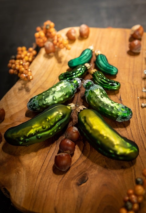 Groen getinte, 10 cm Duitse kerst augurk van glas, mondgeblazen en met de hand versierd, 1 stuk, kerstballen, kerstversieringen, kerstversieringen